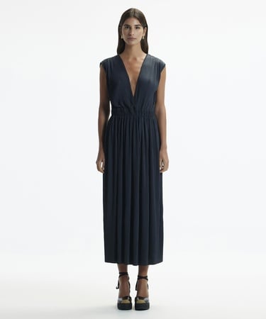  YARGICI V Yaka Kolsuz Pliseli Uzun Elbise