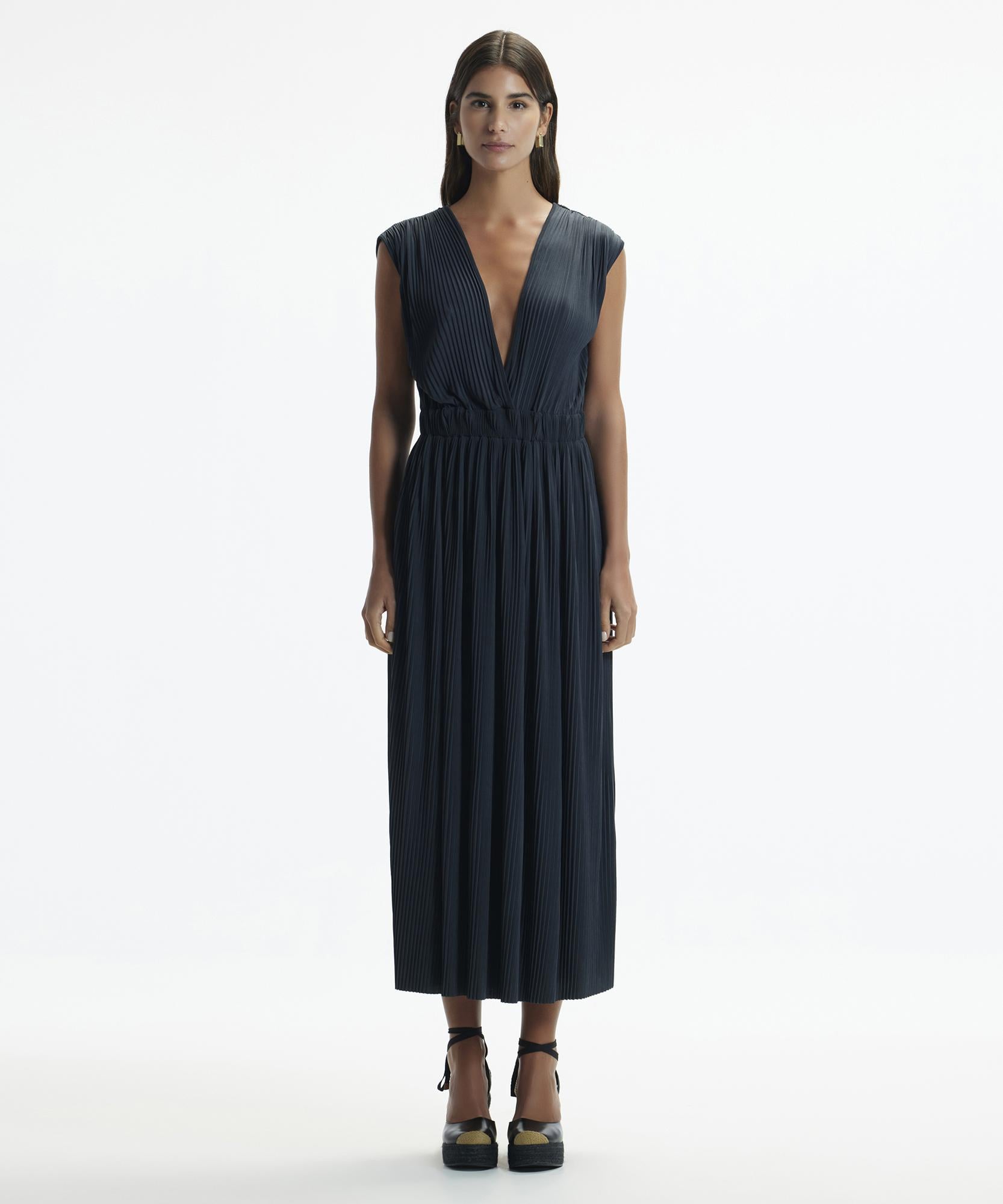  YARGICI V Yaka Kolsuz Pliseli Uzun Elbise