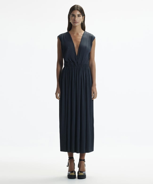  YARGICI V Yaka Kolsuz Pliseli Uzun Elbise