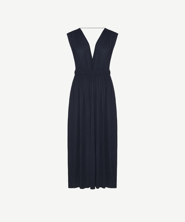  YARGICI V Yaka Kolsuz Pliseli Uzun Elbise