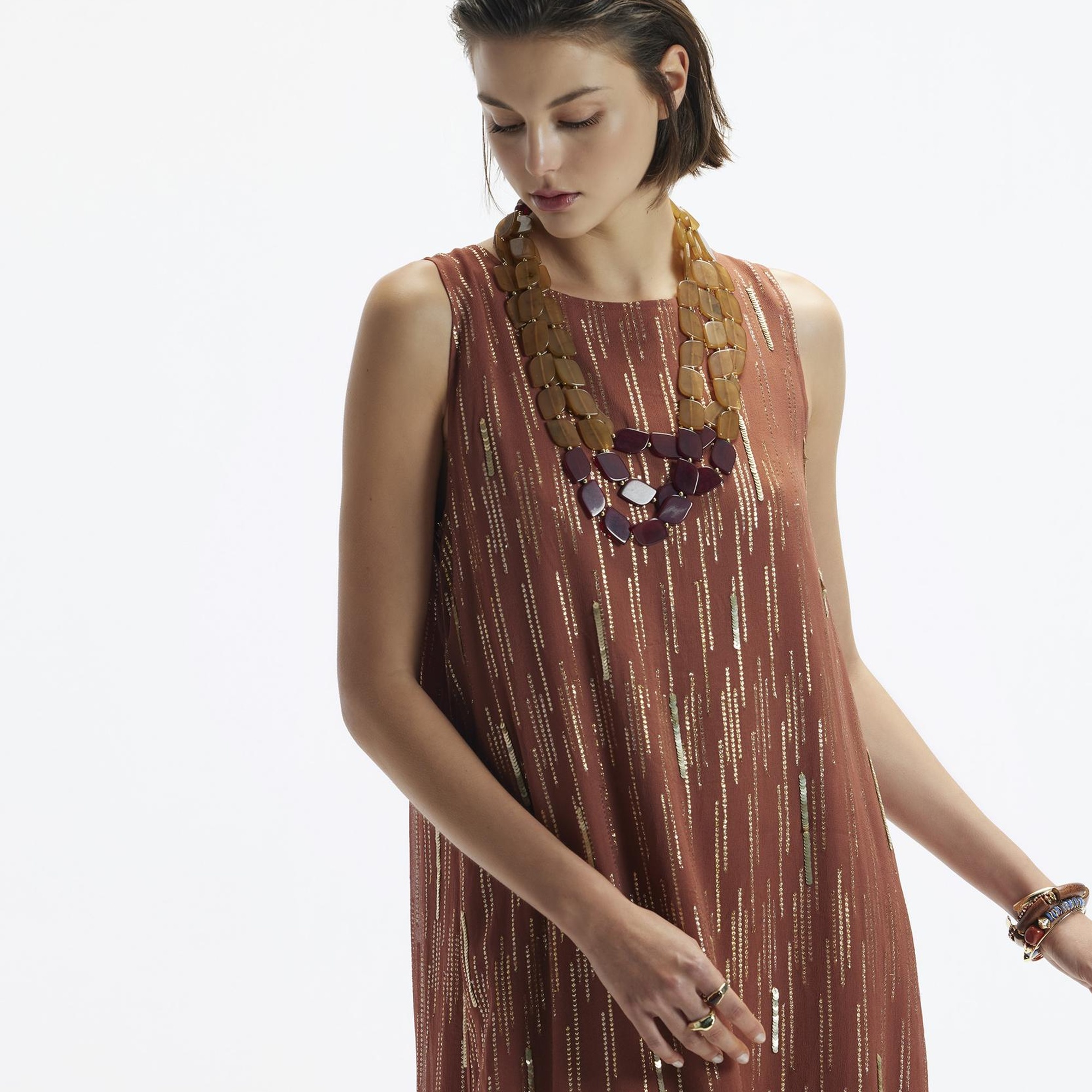 YARGICI Kolsuz Sırt Bağlama Detaylı Midi Elbise