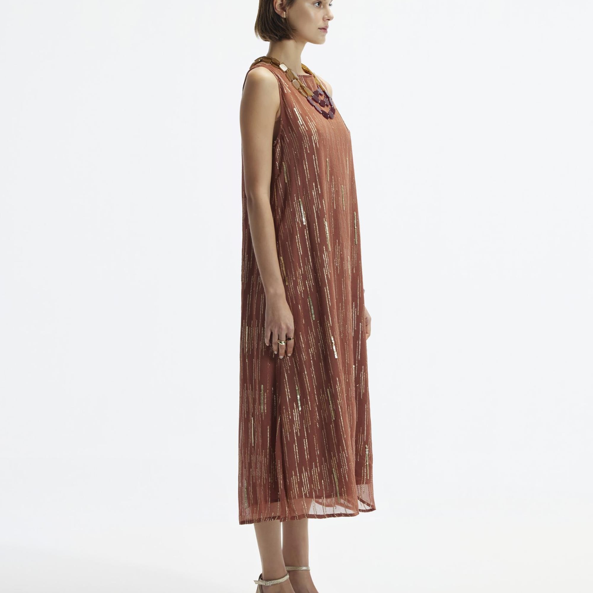 YARGICI Kolsuz Sırt Bağlama Detaylı Midi Elbise