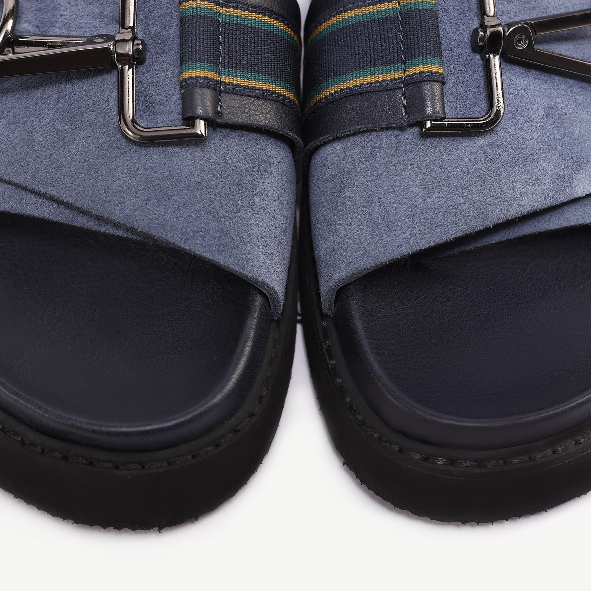 YARGICI Aksesuar Detaylı Yumuşak Deri Terlik