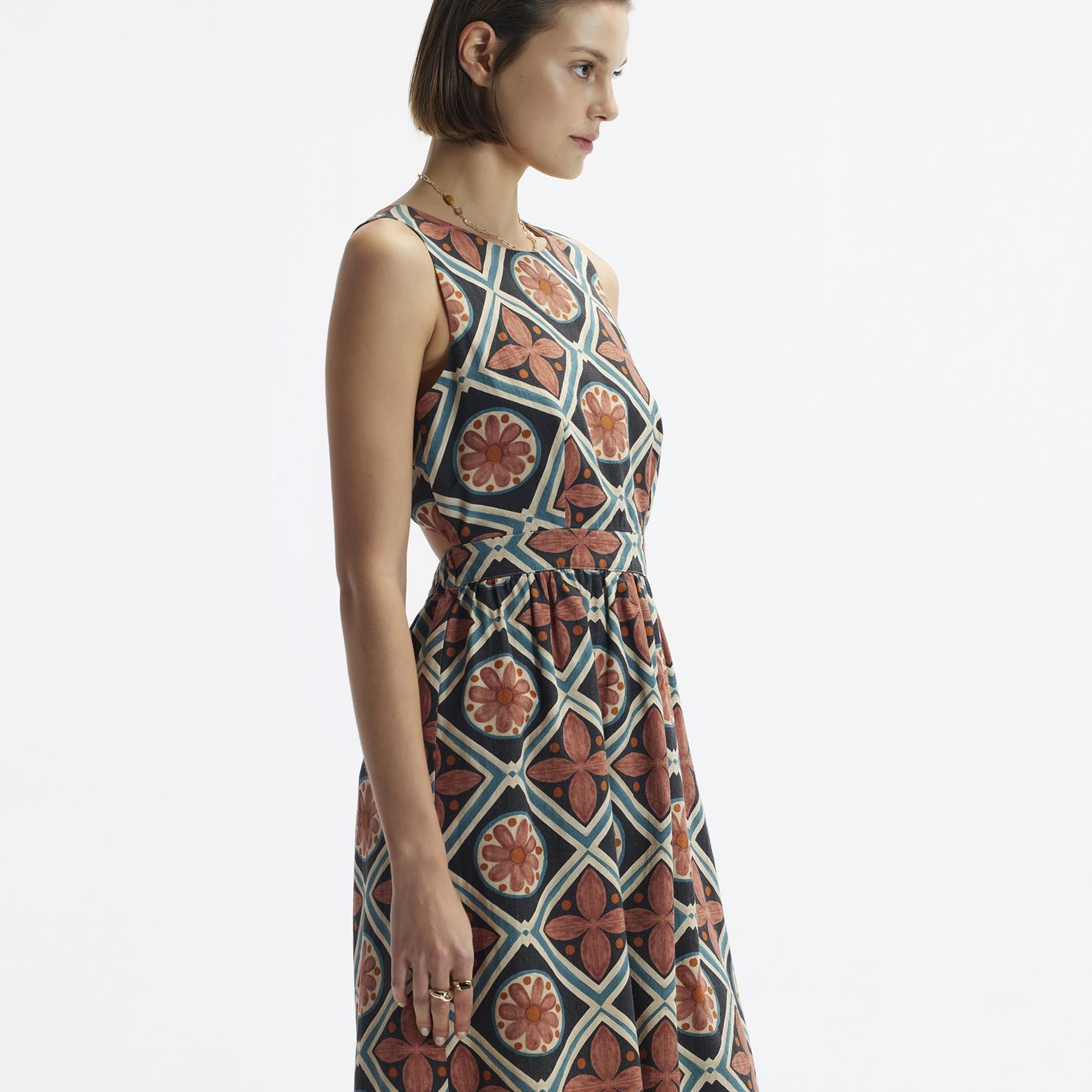 YARGICI Kolsuz Bisiklet Yaka Sırt Dekolteli Kısa Elbise