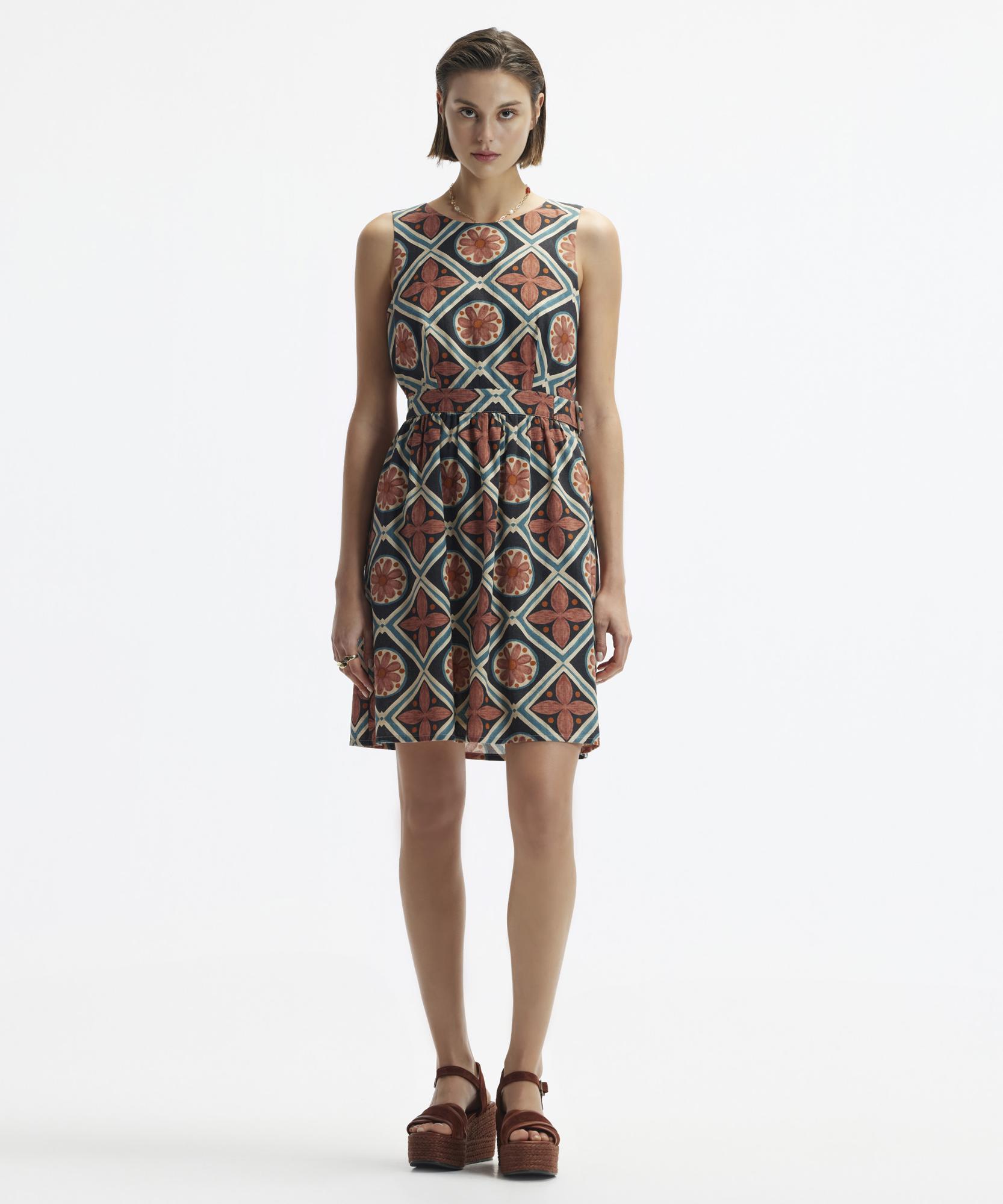  YARGICI Kolsuz Bisiklet Yaka Sırt Dekolteli Kısa Elbise