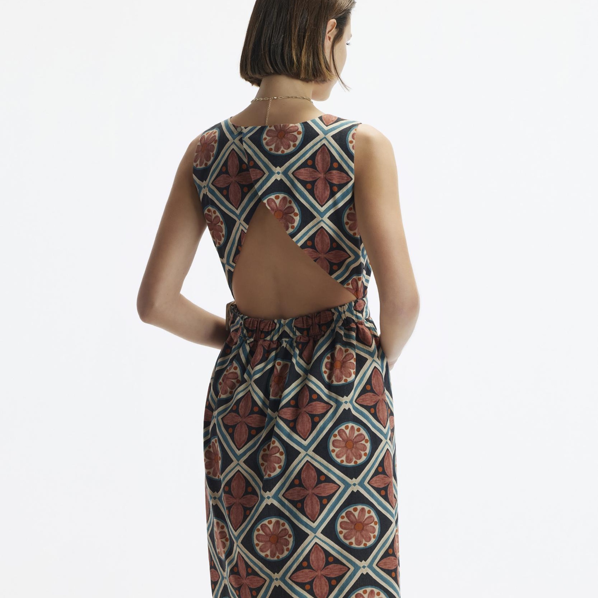 YARGICI Kolsuz Bisiklet Yaka Sırt Dekolteli Kısa Elbise