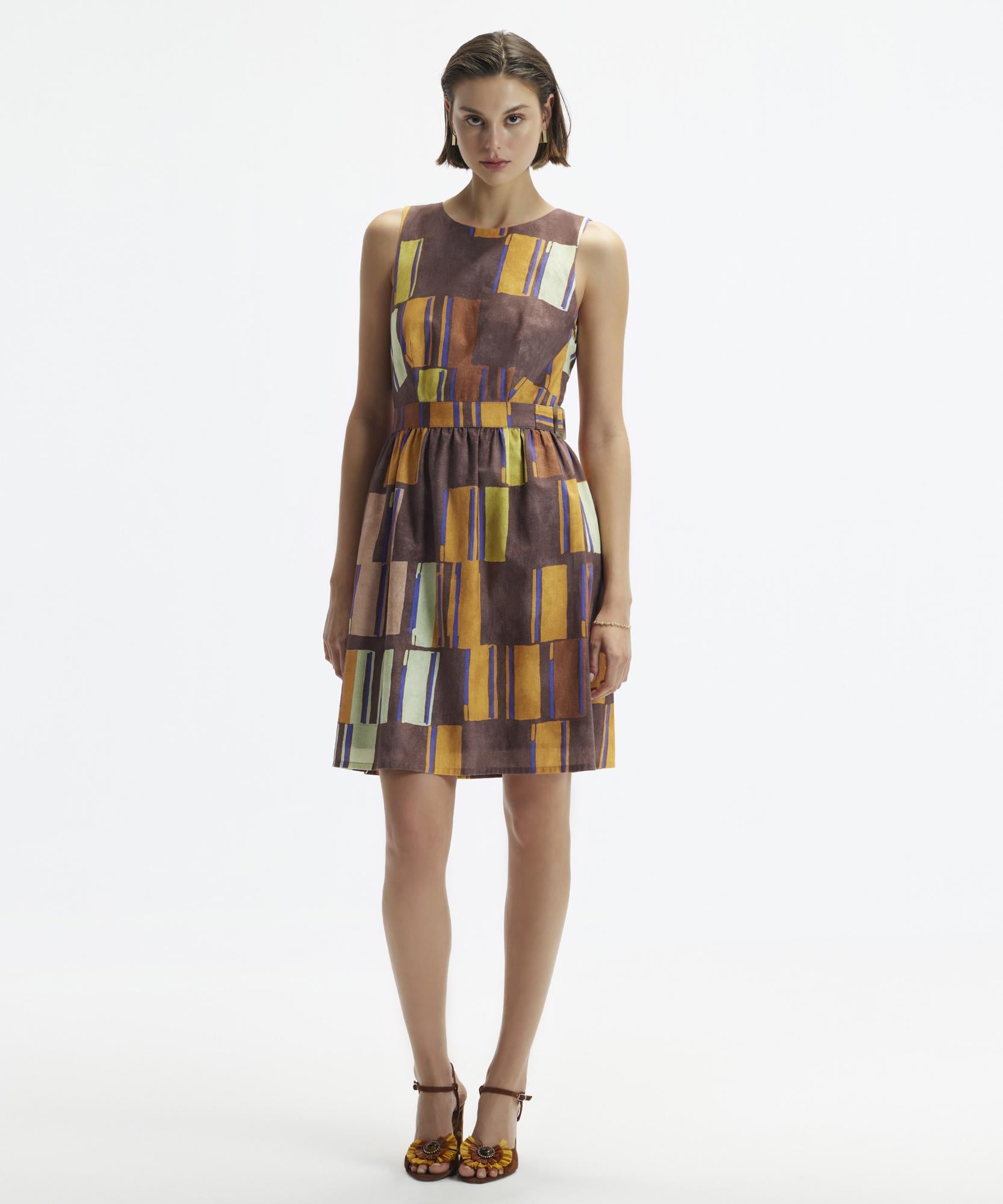  YARGICI Kolsuz Bisiklet Yaka Sırtı Pencere Detaylı Beli Kemerli Elbise