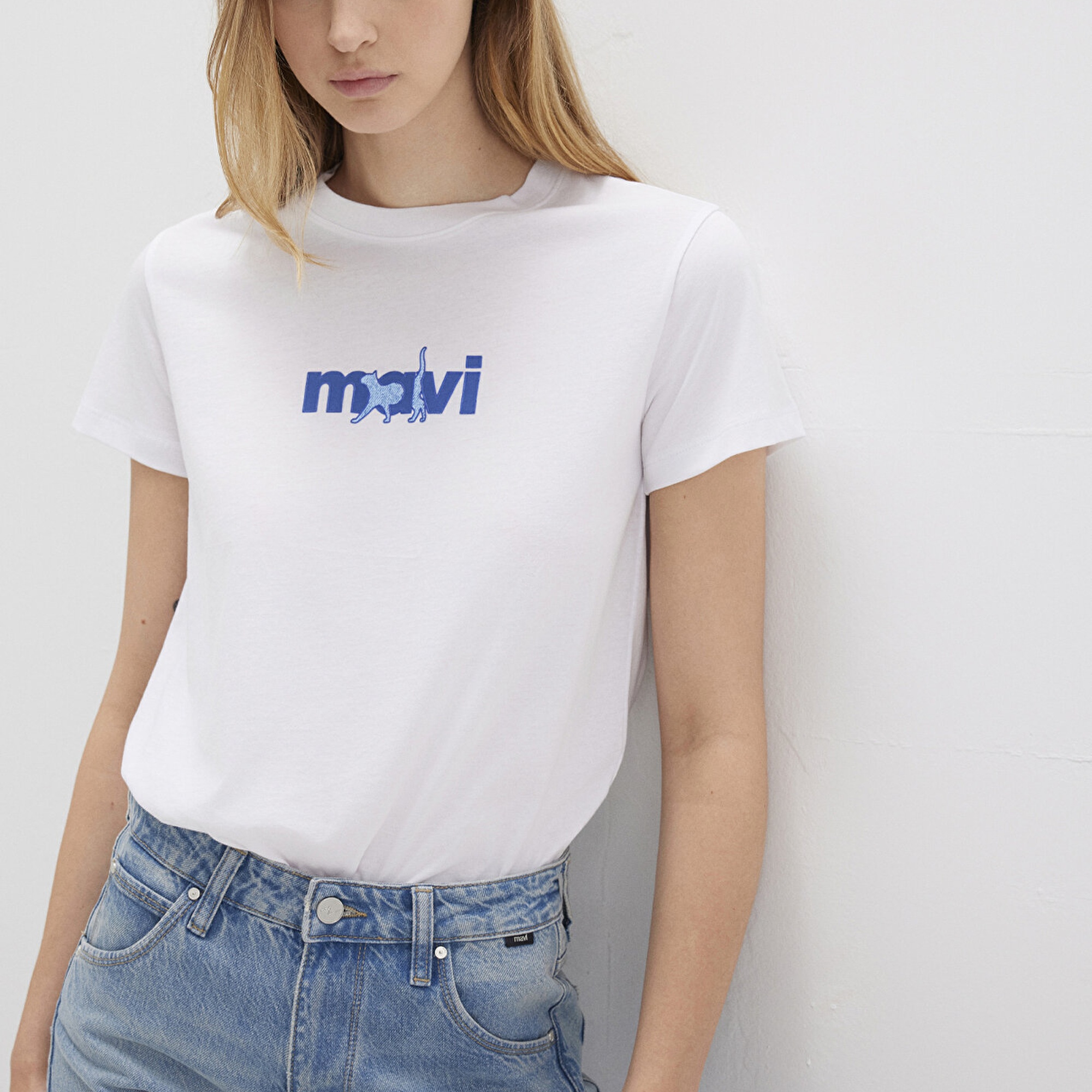 Mavi Mavi Kedi Baskılı Beyaz Tişört Semi Slim Fit / Yarı Dar Kesim 1613287-620
