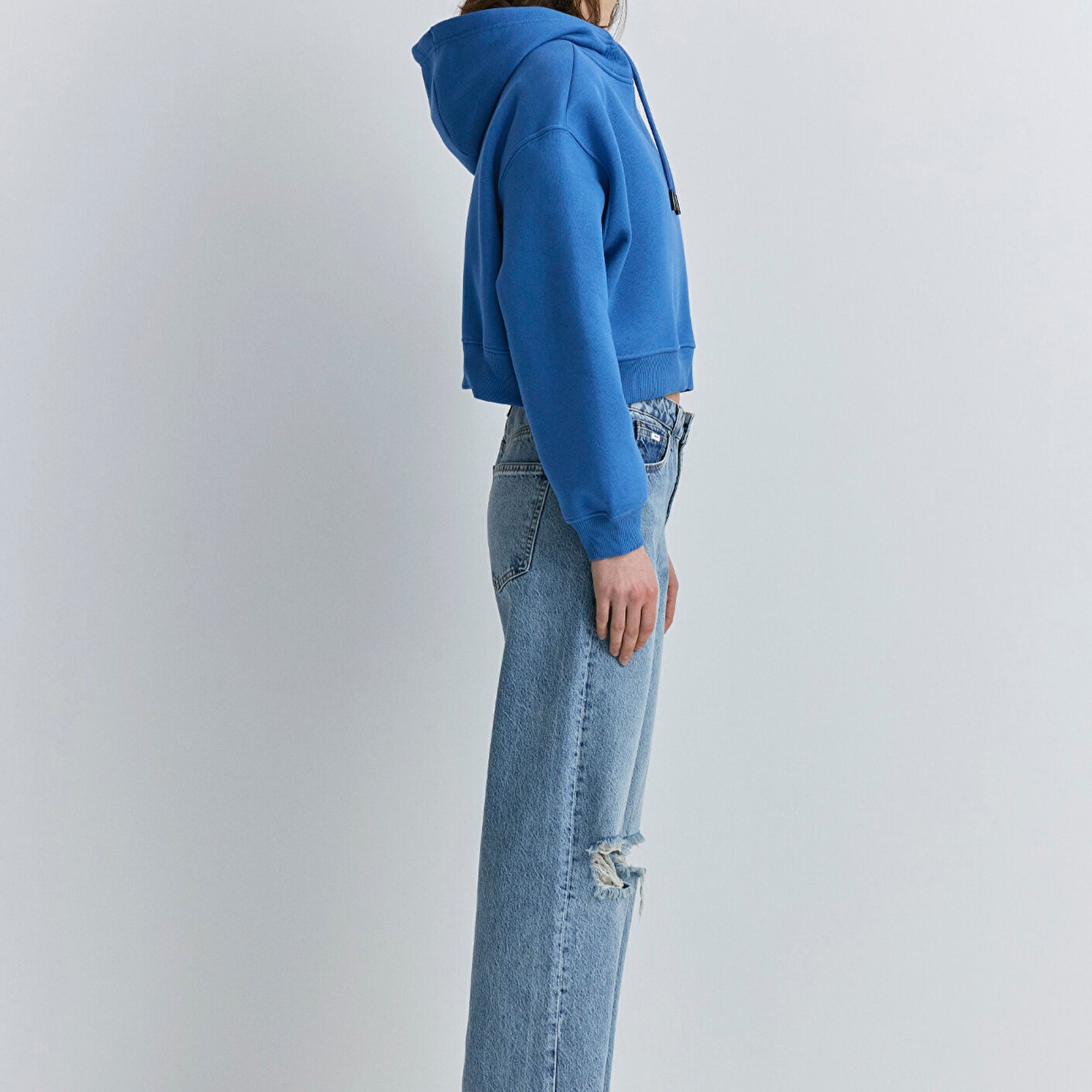 Mavi Mavi Patch Logo Kapüşonlu Mavi Crop Sweatshirt 1S10305-70885