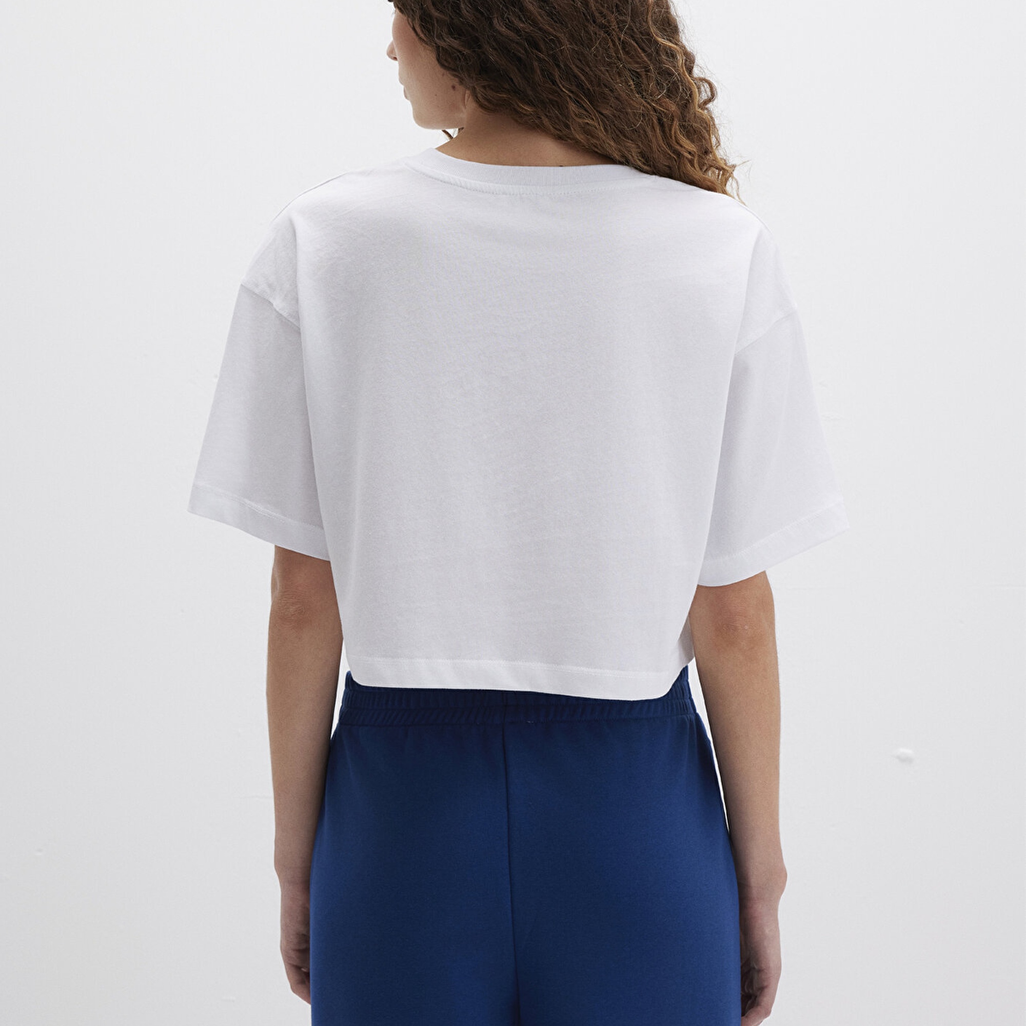 Mavi Kedi Logo Baskılı Beyaz Tişört Crop / Kısa Kesim 1613284-620