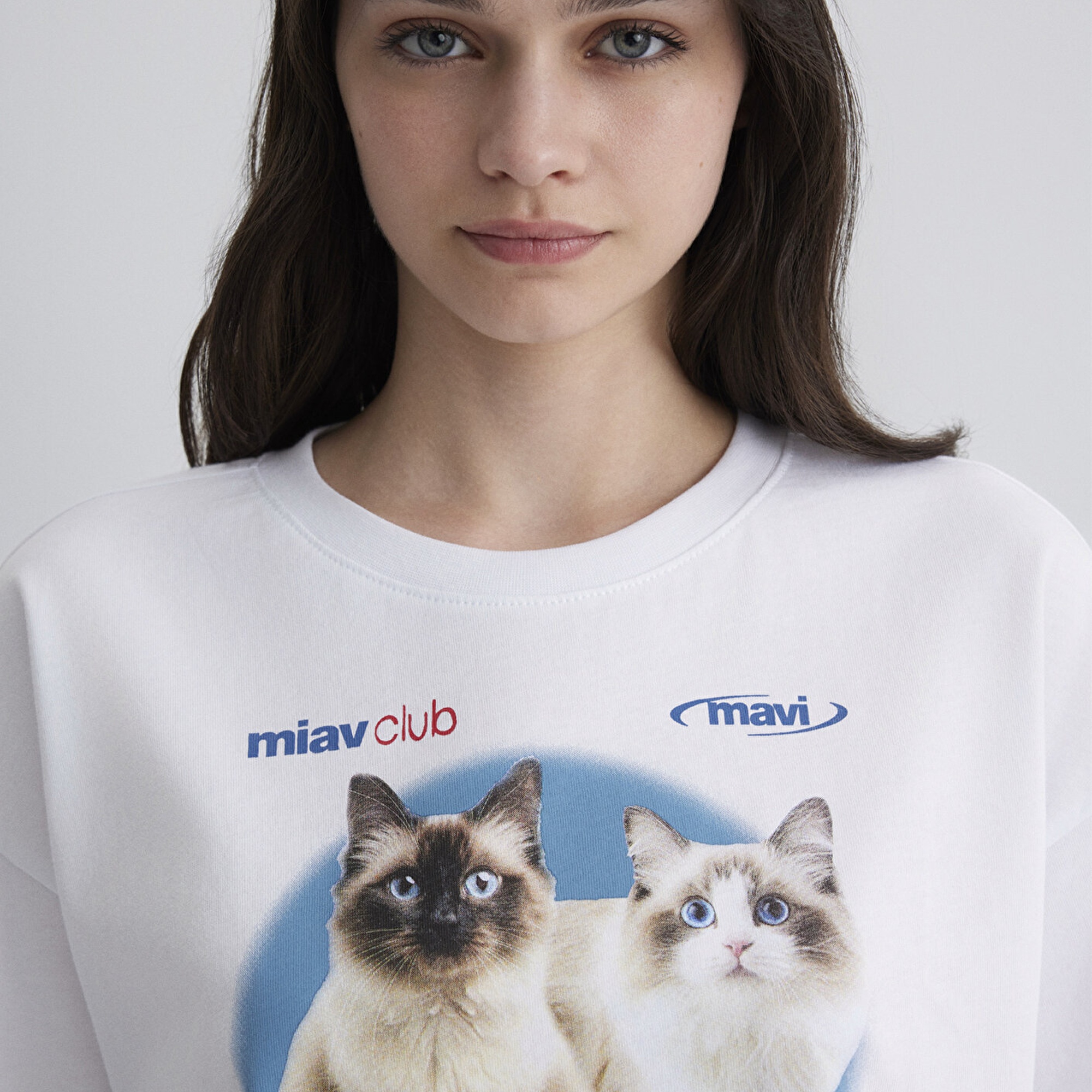 Mavi Kedi Baskılı Beyaz Tişört Crop / Kısa Kesim 1613098-620