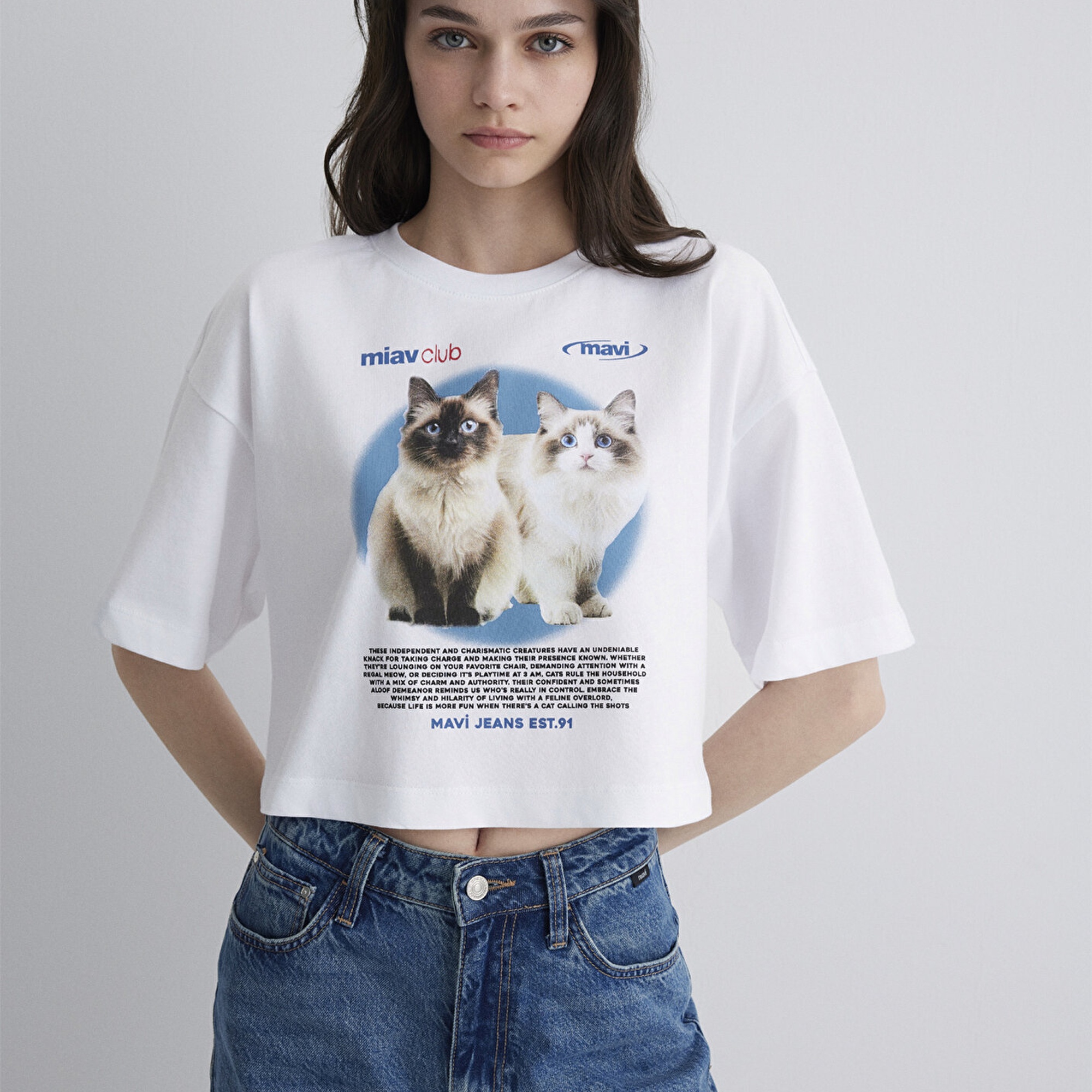 Mavi Kedi Baskılı Beyaz Tişört Crop / Kısa Kesim 1613098-620