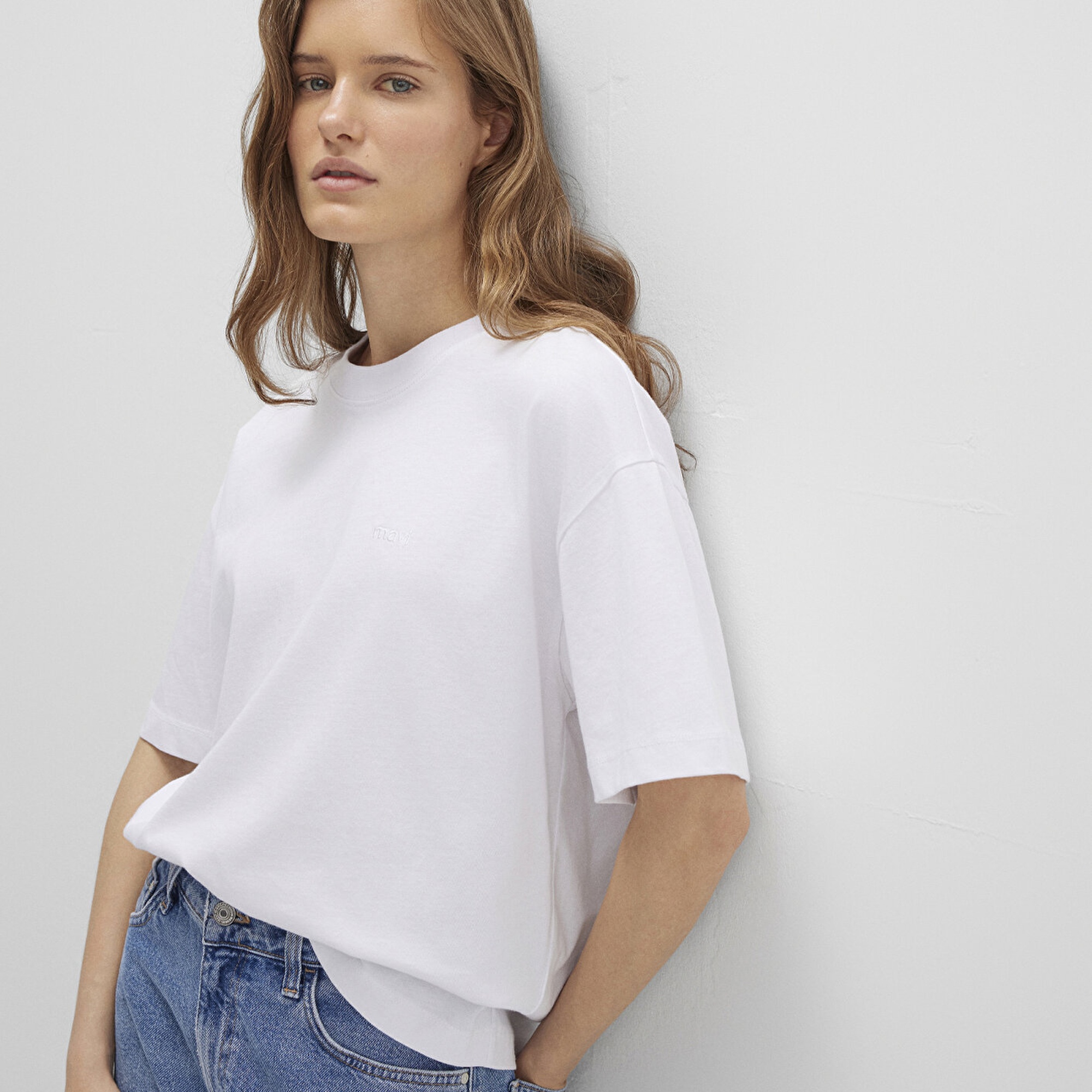 Mavi Mavi Naskışlı Beyaz Basic Tişört Loose Fit / Bol Rahat Kesim 1613225-620