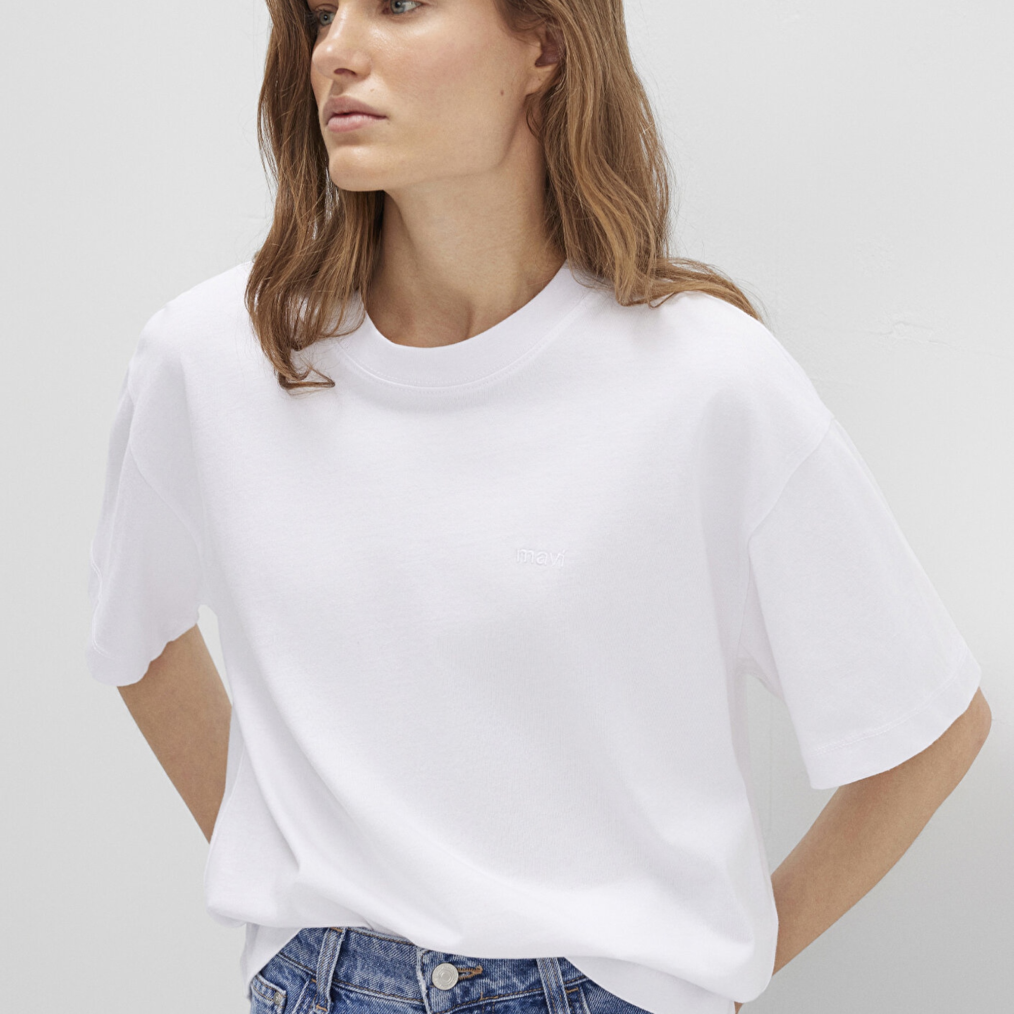 Mavi Mavi Naskışlı Beyaz Basic Tişört Loose Fit / Bol Rahat Kesim 1613225-620