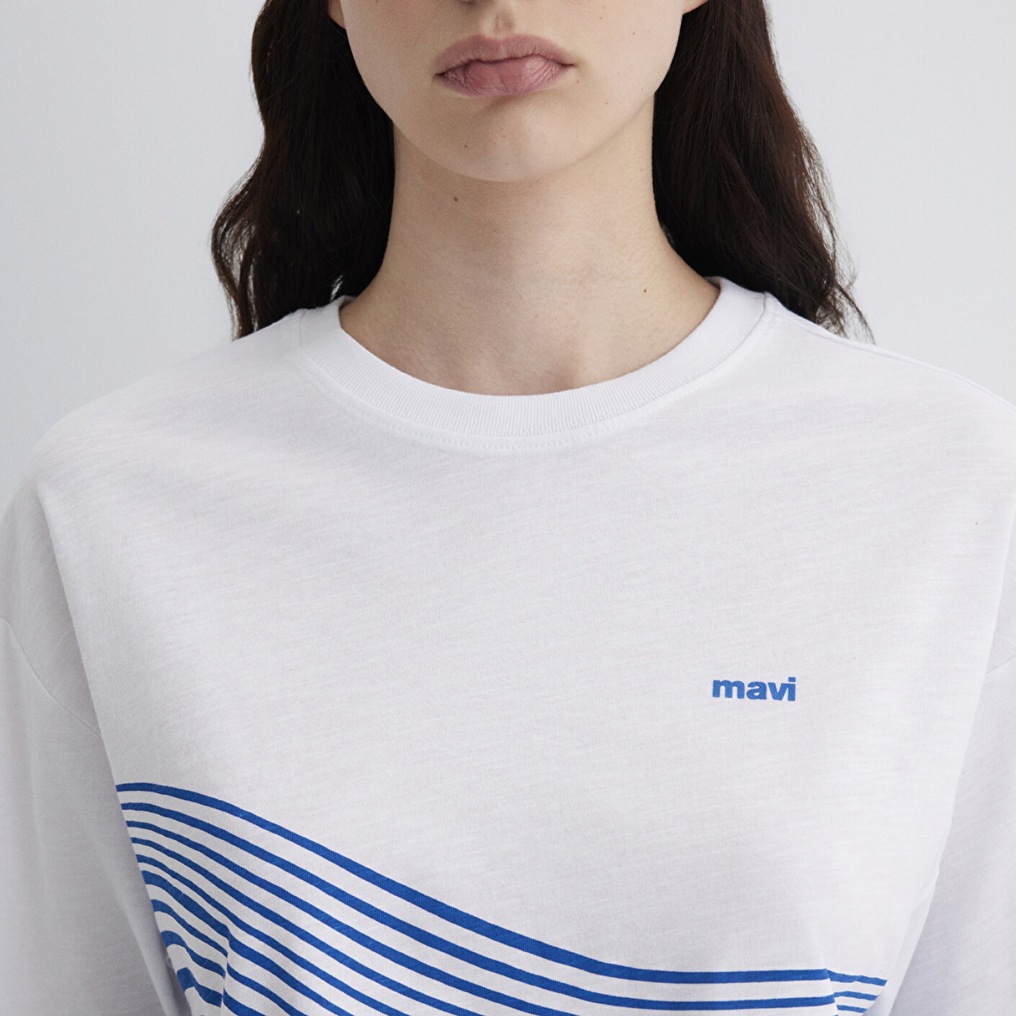 Mavi Baskılı Beyaz Tişört Crop / Kısa Kesim 1613434-620