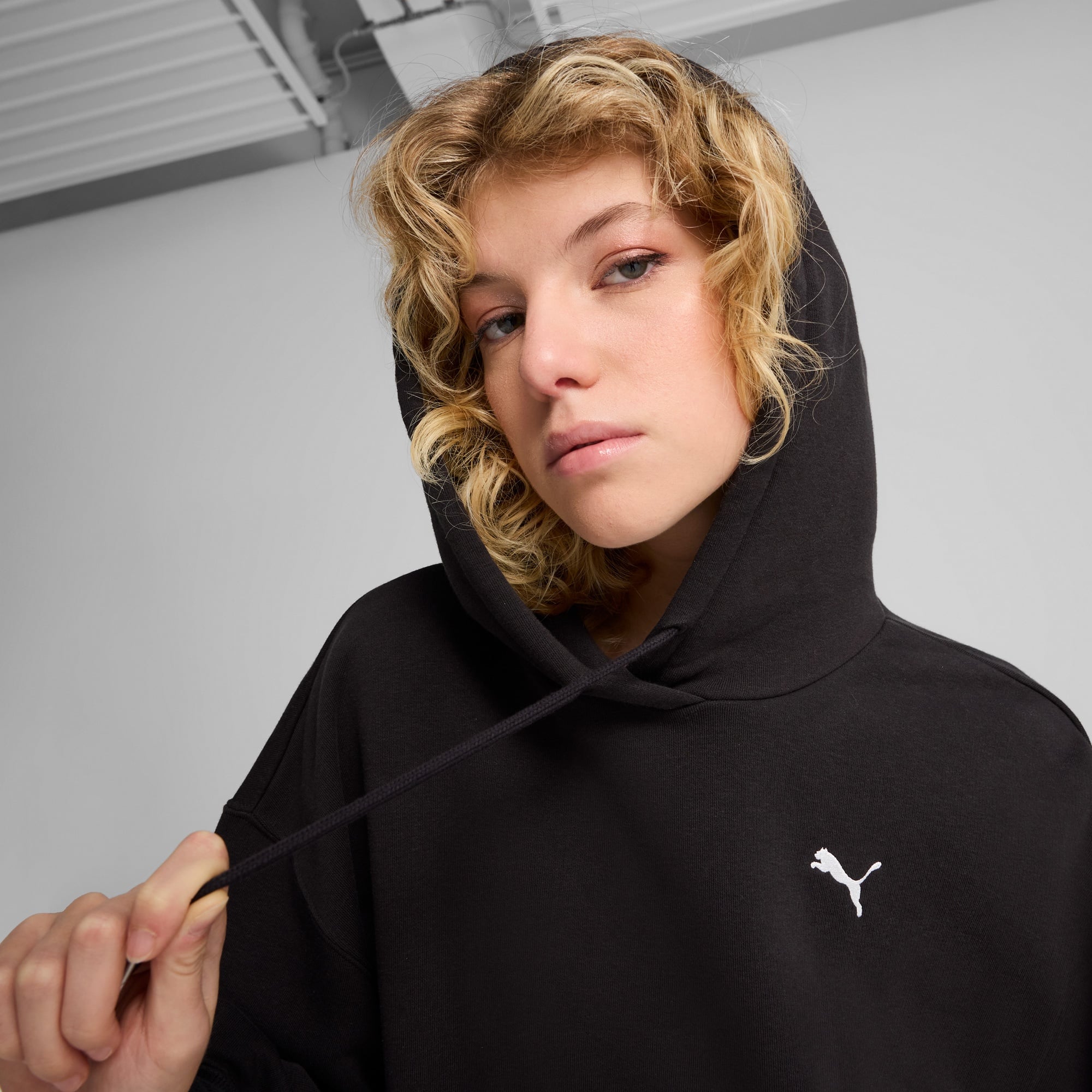 Puma Wardrobe Essentials Relaxed Kadın Siyah Sweatshirt