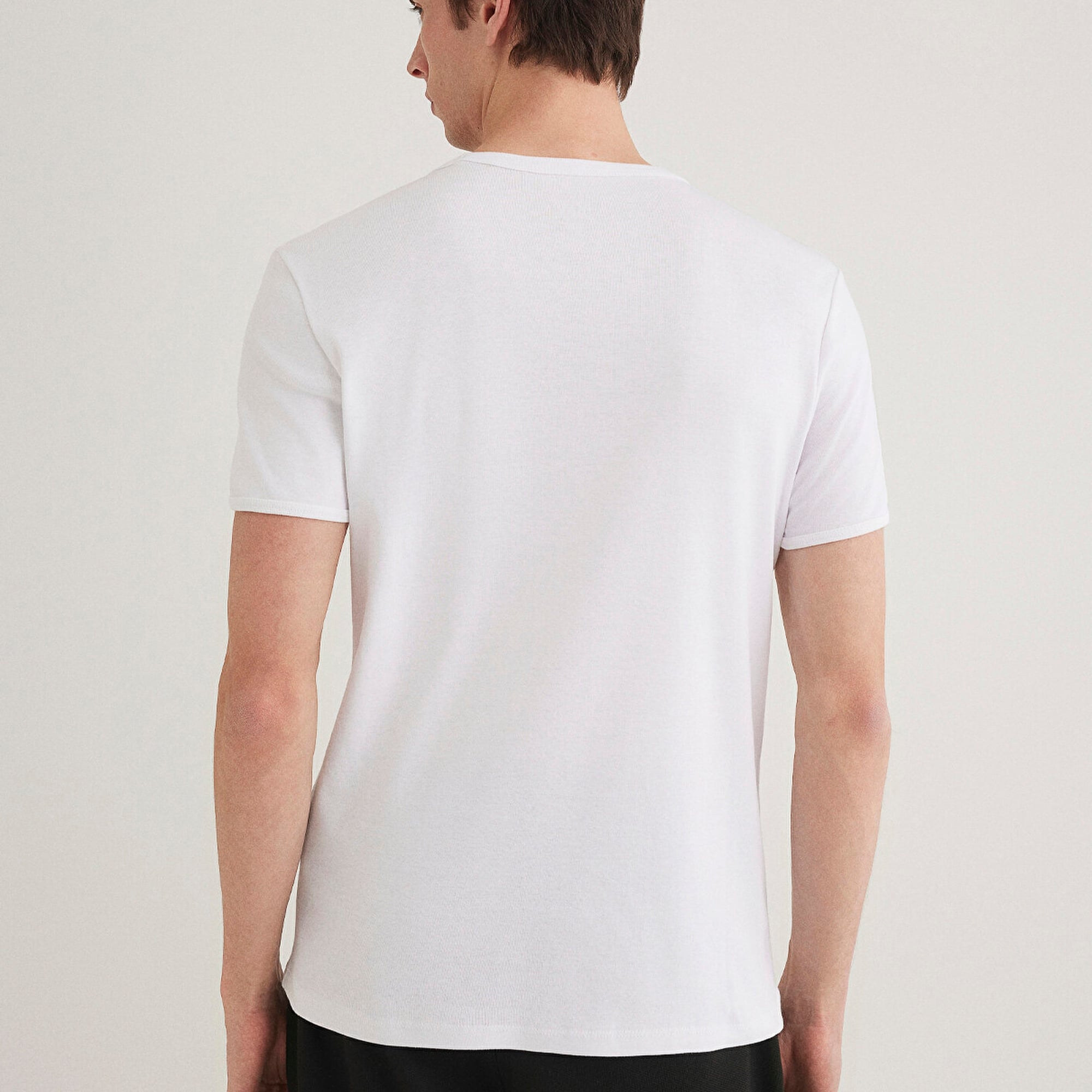 Mavi Ribana Detaylı V Yaka Beyaz Tişört Fitted / Vücuda Oturan Kesim 063748-620