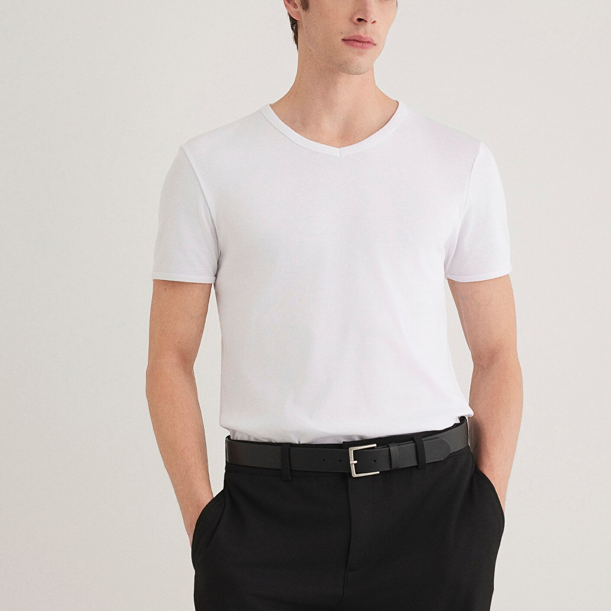 Mavi Ribana Detaylı V Yaka Beyaz Tişört Fitted / Vücuda Oturan Kesim 063748-620