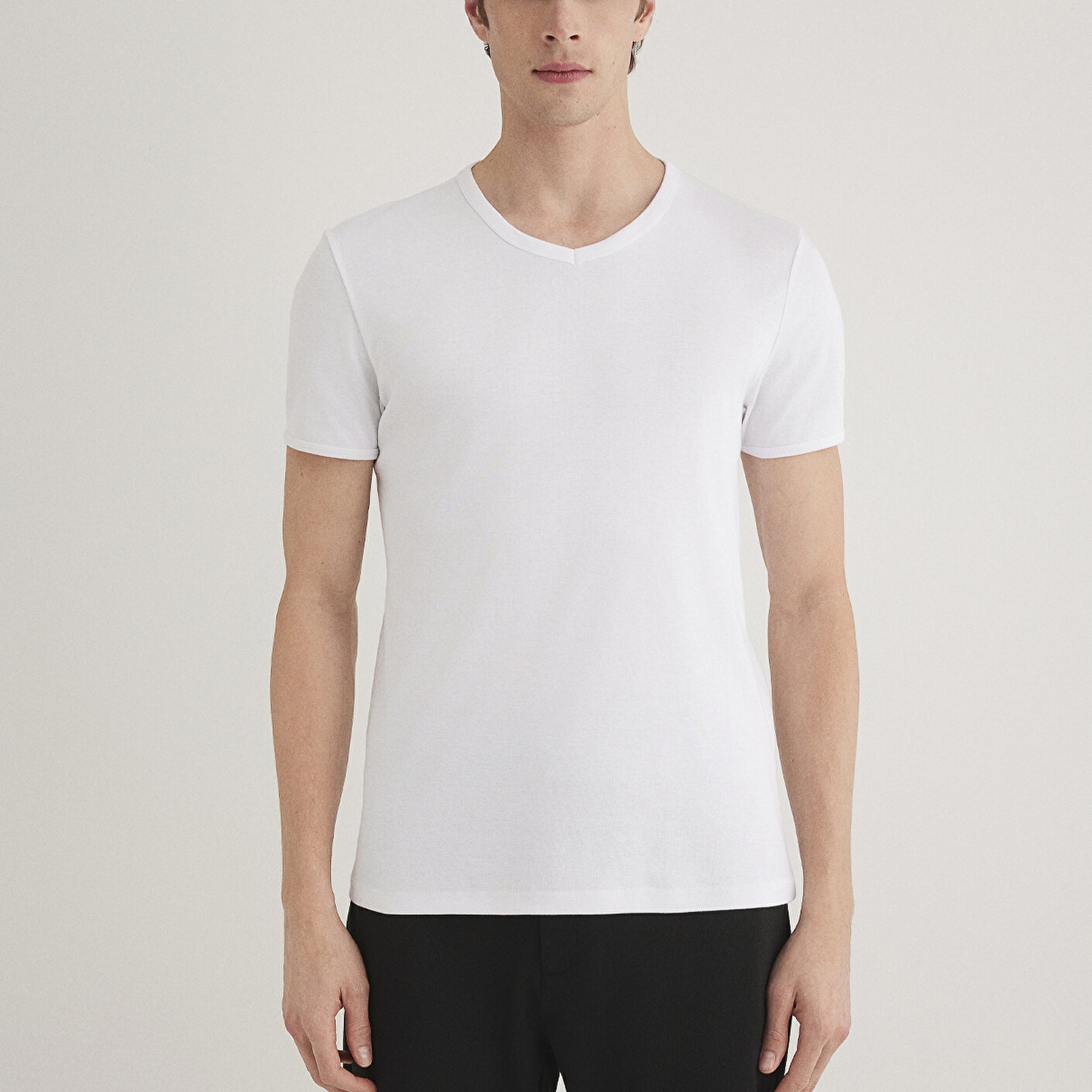 Mavi Ribana Detaylı V Yaka Beyaz Tişört Fitted / Vücuda Oturan Kesim 063748-620