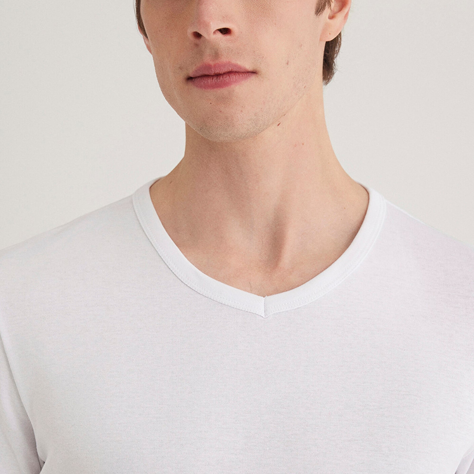 Mavi Ribana Detaylı V Yaka Beyaz Tişört Fitted / Vücuda Oturan Kesim 063748-620