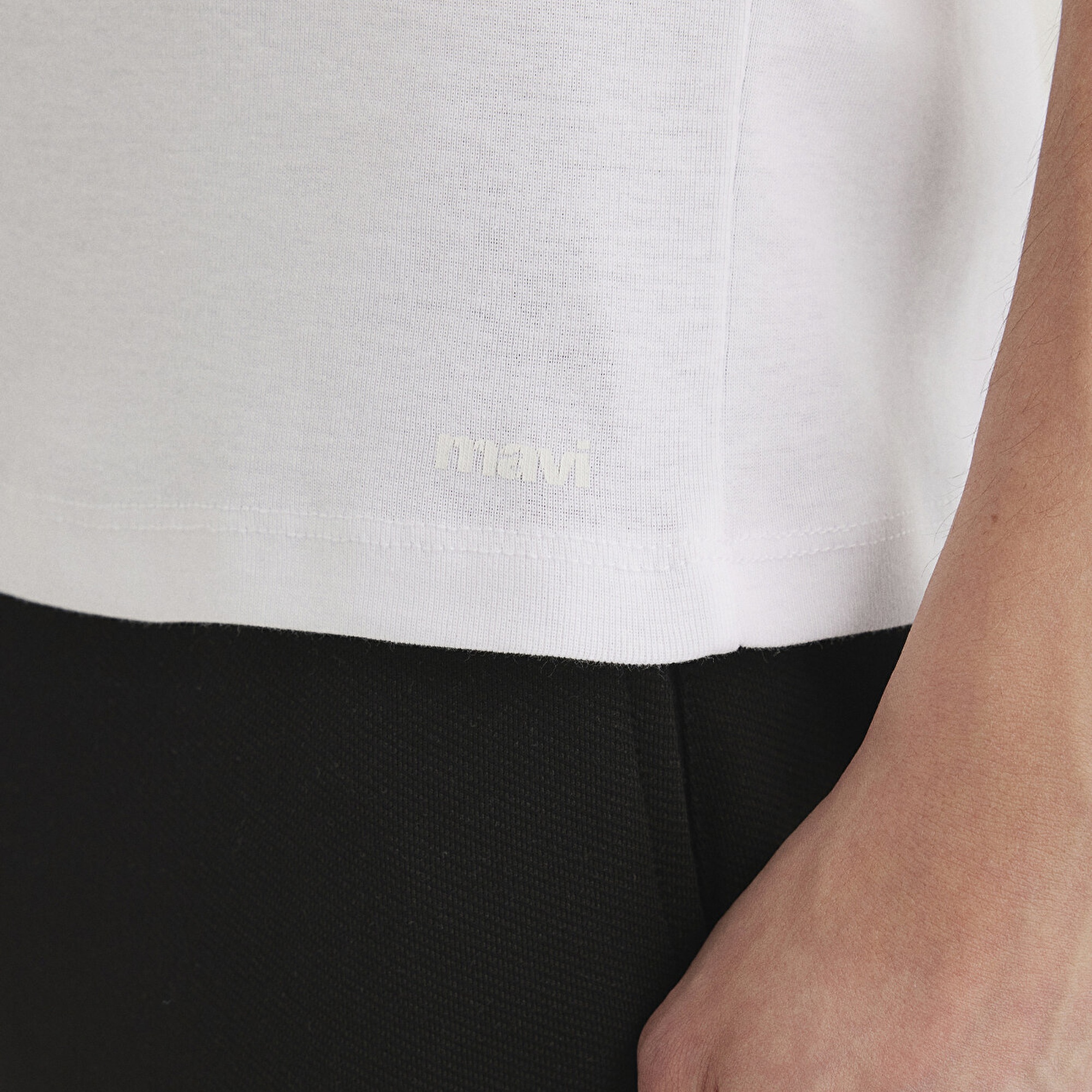 Mavi Ribana Detaylı V Yaka Beyaz Tişört Fitted / Vücuda Oturan Kesim 063748-620