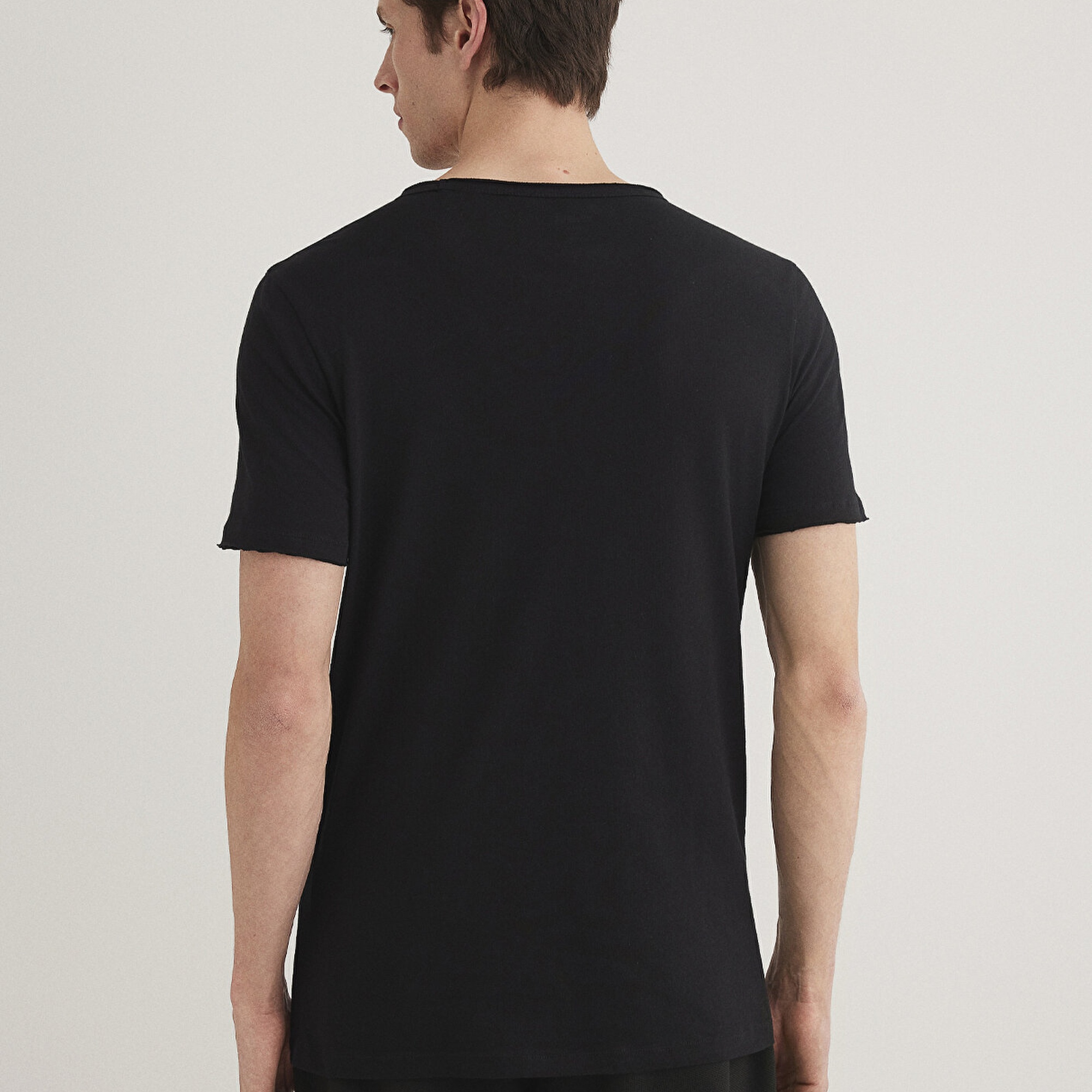 Mavi Dikişli Cep Detaylı Siyah Tişört Fitted / Vücuda Oturan Kesim 062772-26341