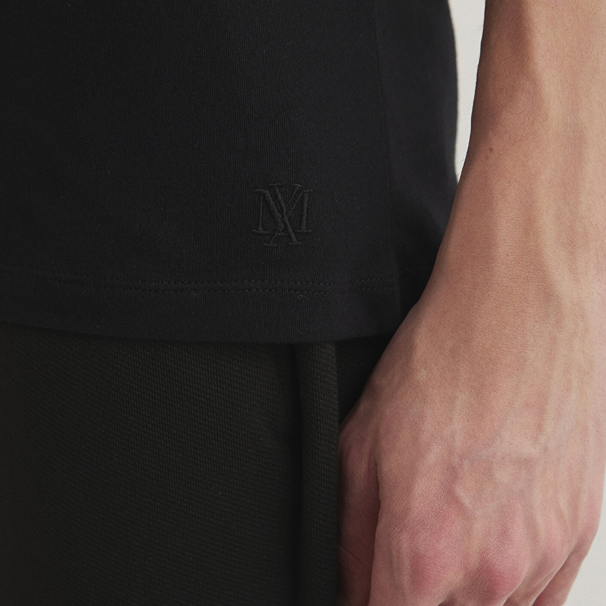 Mavi Dikişli Cep Detaylı Siyah Tişört Fitted / Vücuda Oturan Kesim 062772-26341