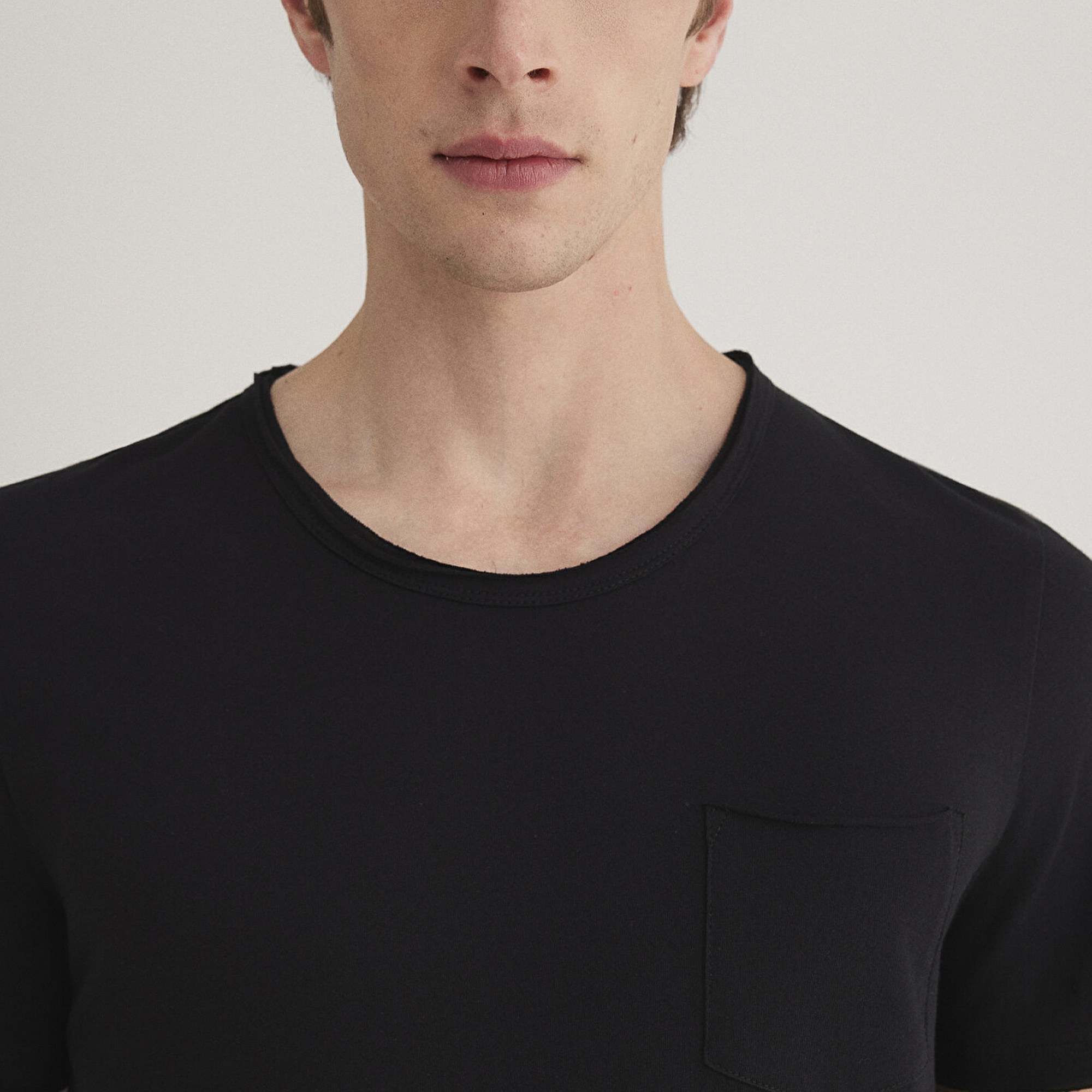 Mavi Dikişli Cep Detaylı Siyah Tişört Fitted / Vücuda Oturan Kesim 062772-26341