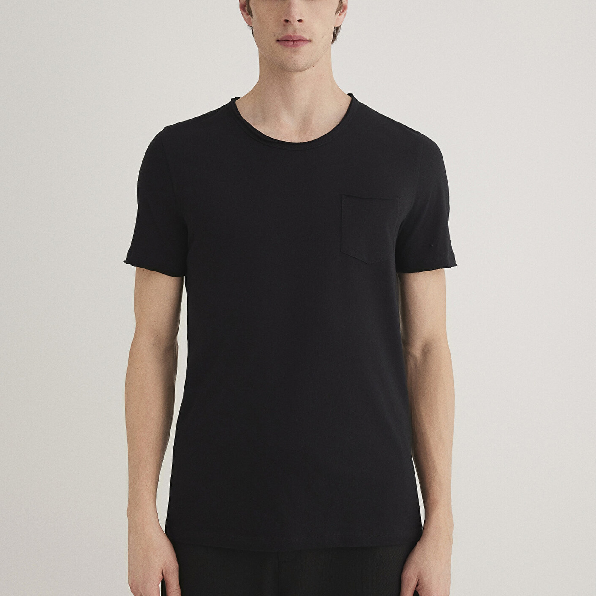 Mavi Dikişli Cep Detaylı Siyah Tişört Fitted / Vücuda Oturan Kesim 062772-26341