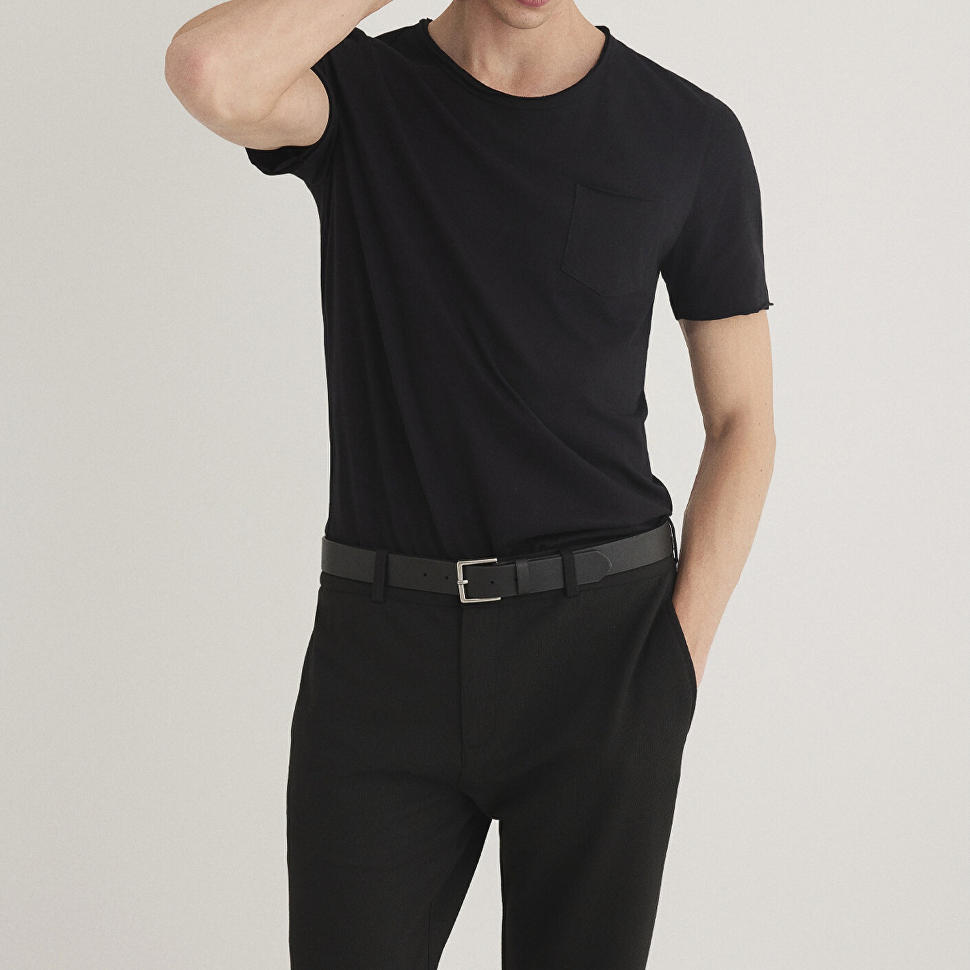 Mavi Dikişli Cep Detaylı Siyah Tişört Fitted / Vücuda Oturan Kesim 062772-26341