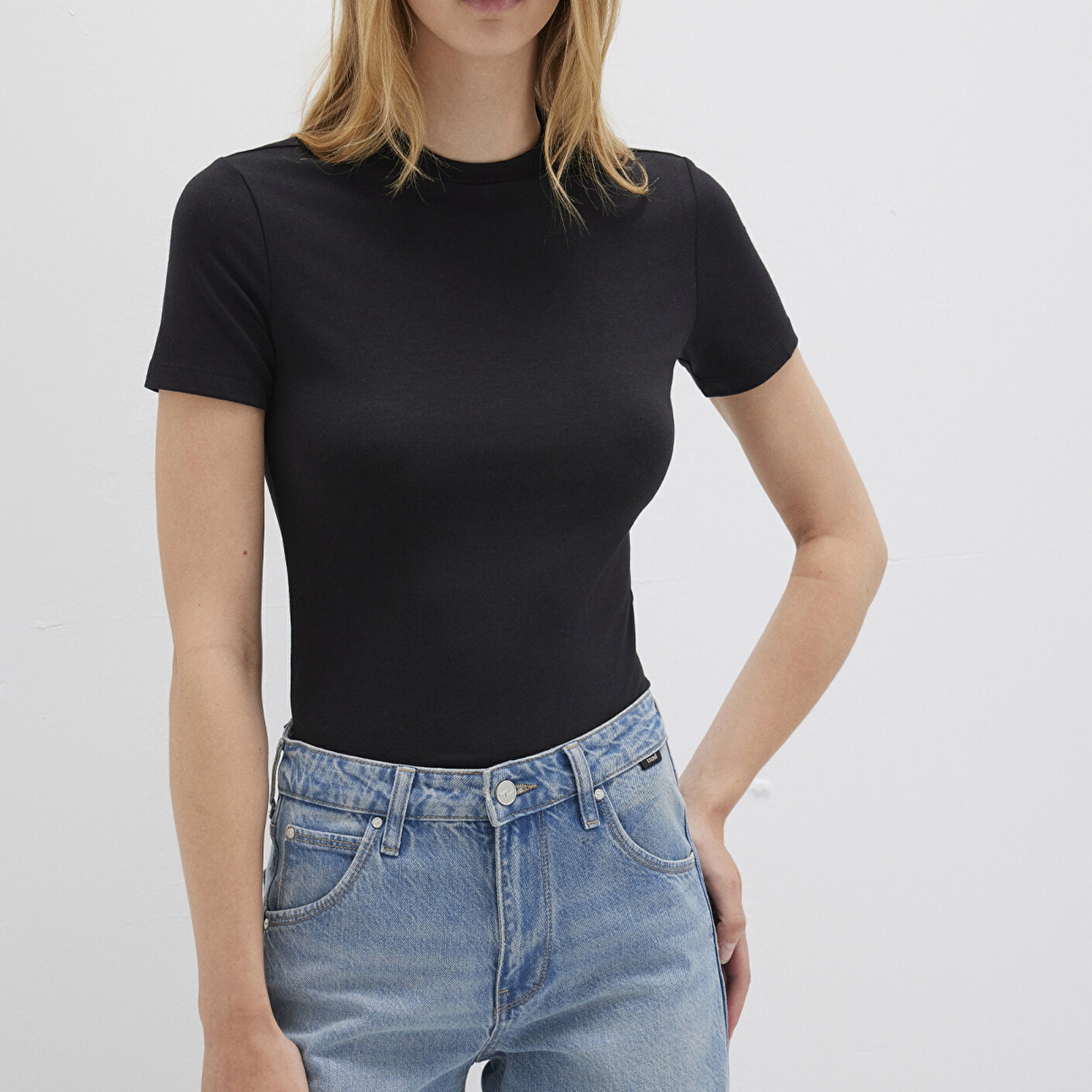 Mavi Lux Touch Siyah Basic Modal Tişört Fitted / Vücuda Oturan Kesim 1600963-900