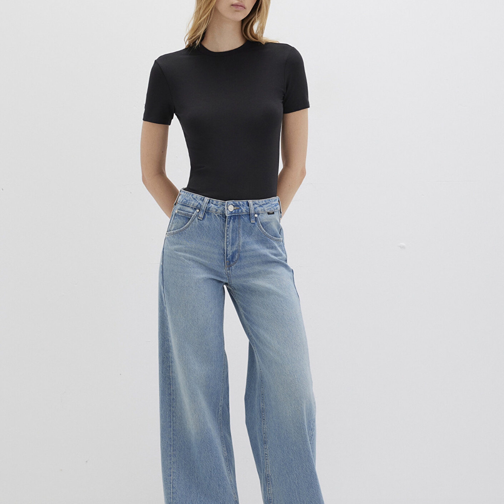 Mavi Lux Touch Siyah Basic Modal Tişört Fitted / Vücuda Oturan Kesim 1600963-900