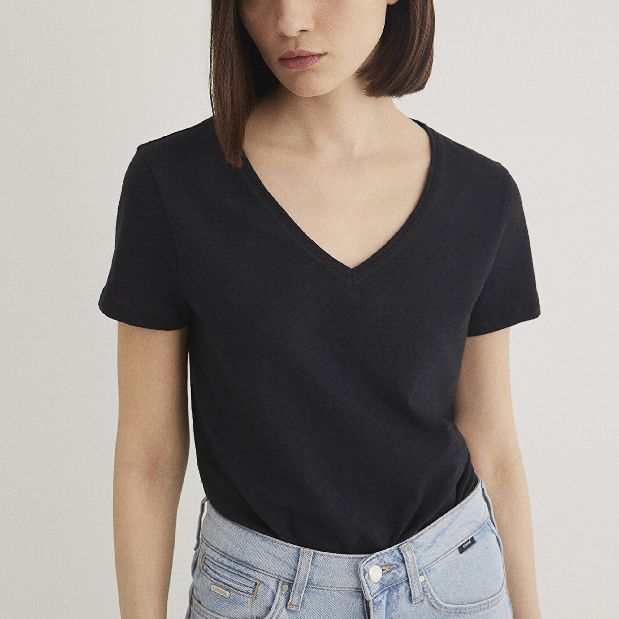 Mavi V Yaka Flamlı Siyah Basic Tişört Slim Fit / Dar Kesim 168260-900