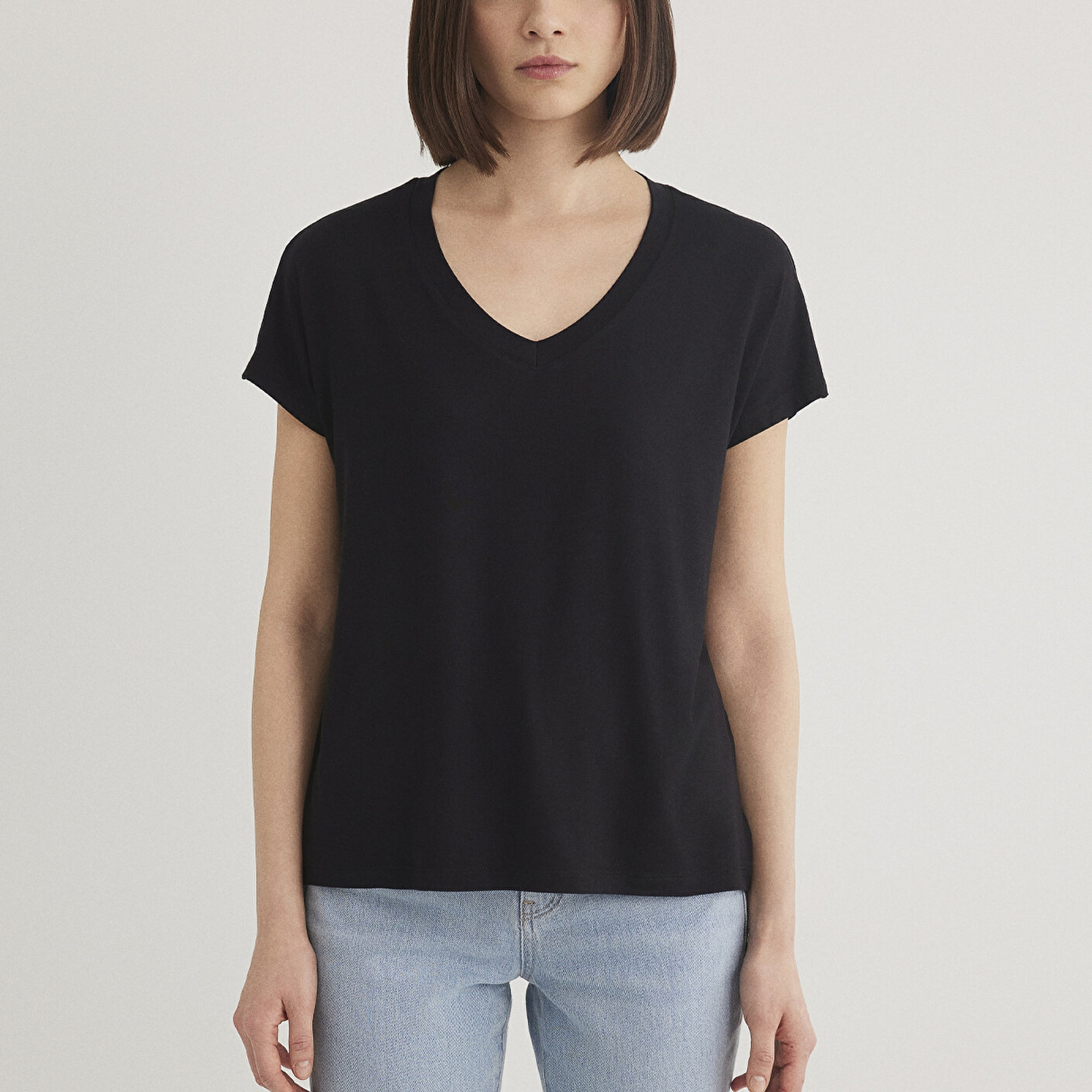 Mavi V Yaka Siyah Basic Viskoz Tişört Regular Fit / Normal Kesim 167714-900