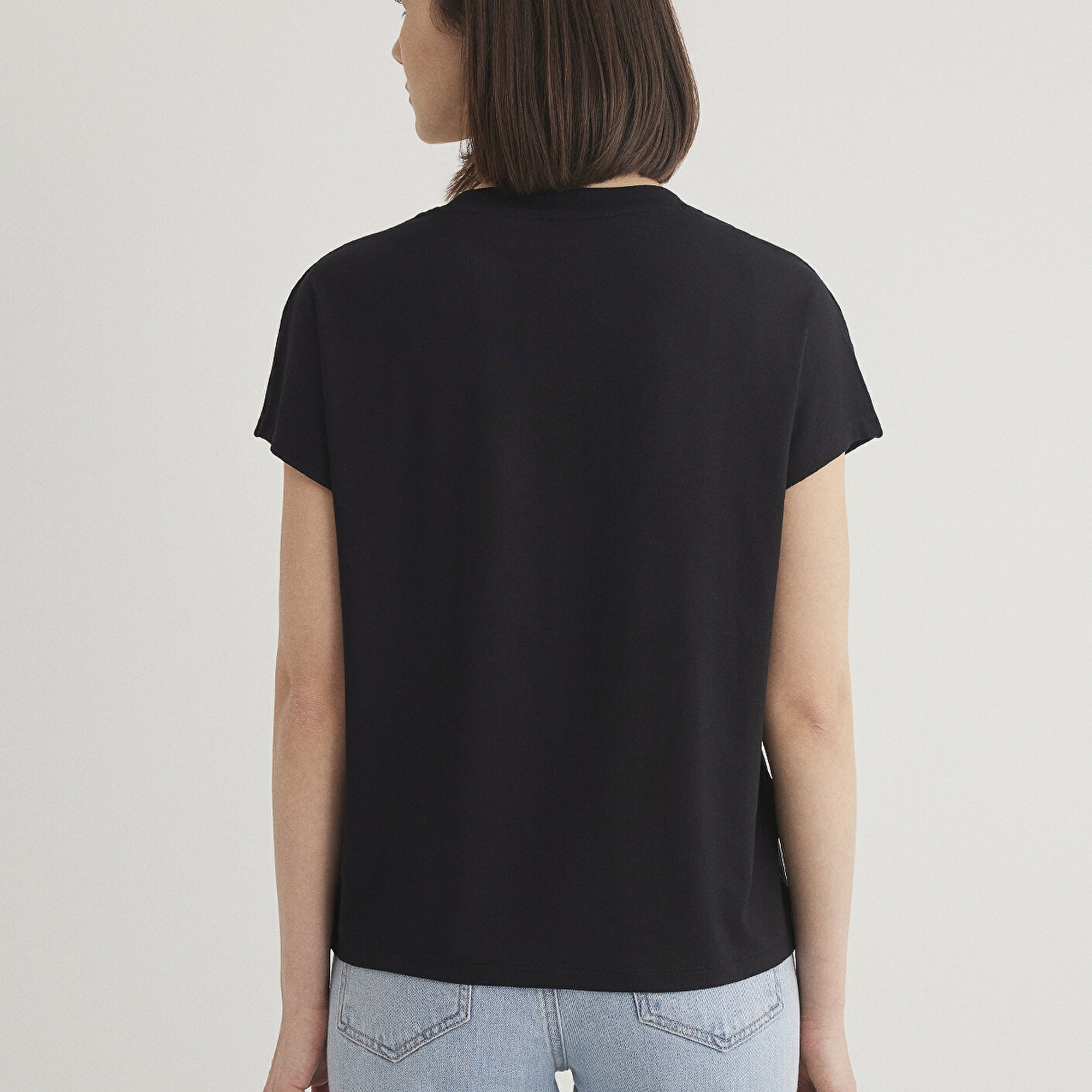 Mavi V Yaka Siyah Basic Viskoz Tişört Regular Fit / Normal Kesim 167714-900