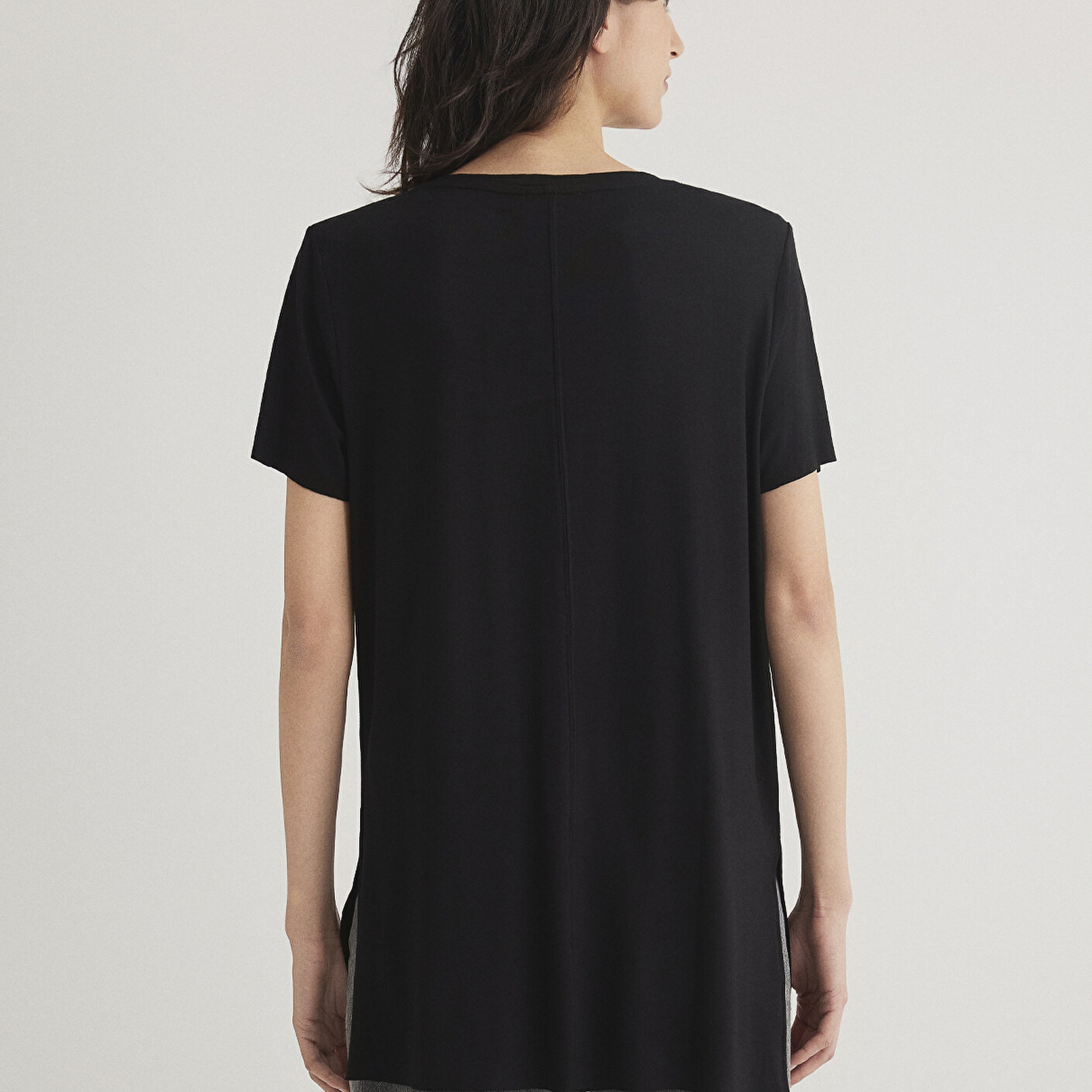 Mavi V Yaka Siyah Basic Viskoz Tişört Loose Fit / Bol Rahat Kesim 166775-900