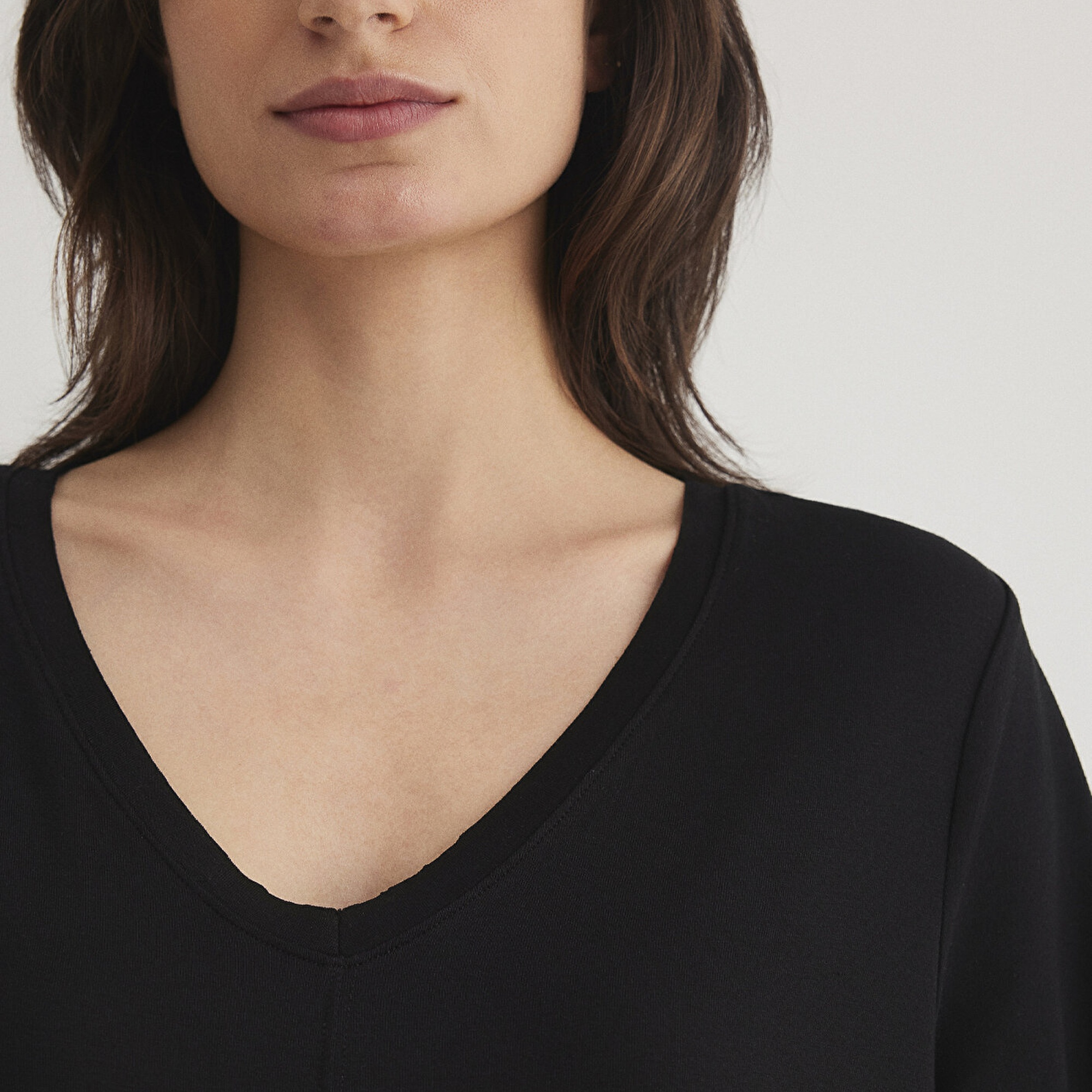 Mavi V Yaka Siyah Basic Viskoz Tişört Loose Fit / Bol Rahat Kesim 166775-900