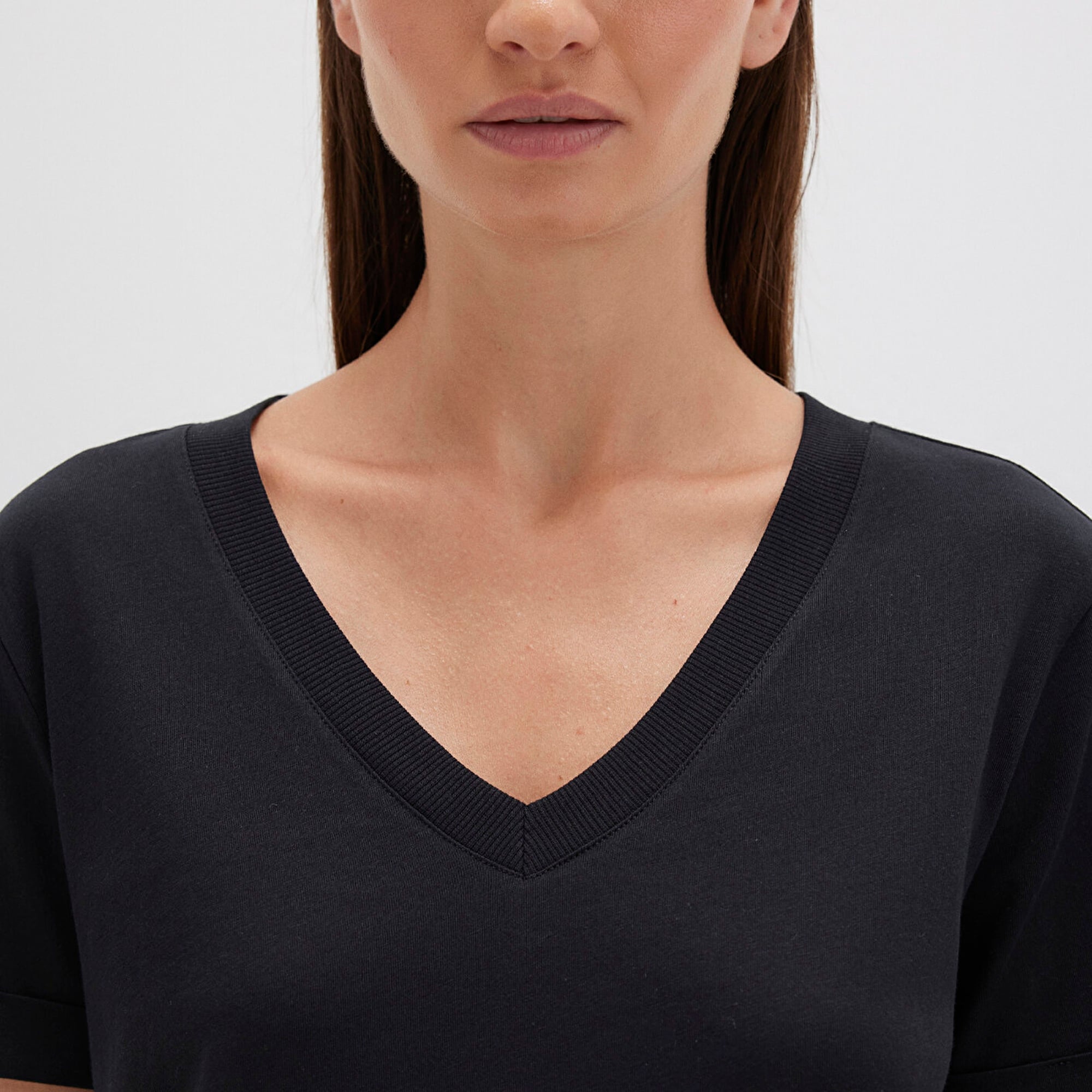 Mavi V Yaka Siyah Basic Tişört Regular Fit / Normal Kesim 166248-900