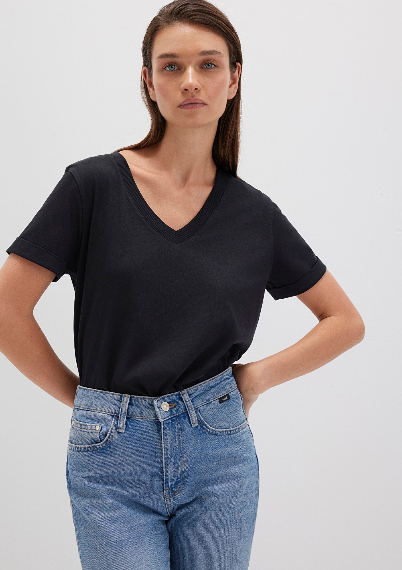  Mavi V Yaka Siyah Basic Tişört Regular Fit / Normal Kesim 166248-900