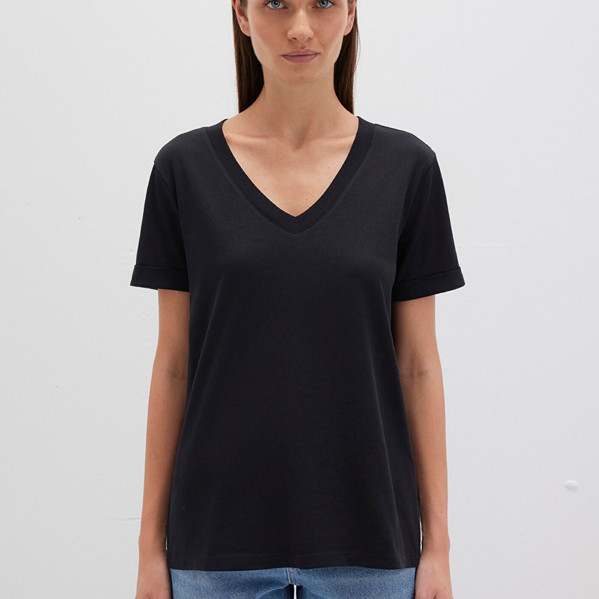 Mavi V Yaka Siyah Basic Tişört Regular Fit / Normal Kesim 166248-900