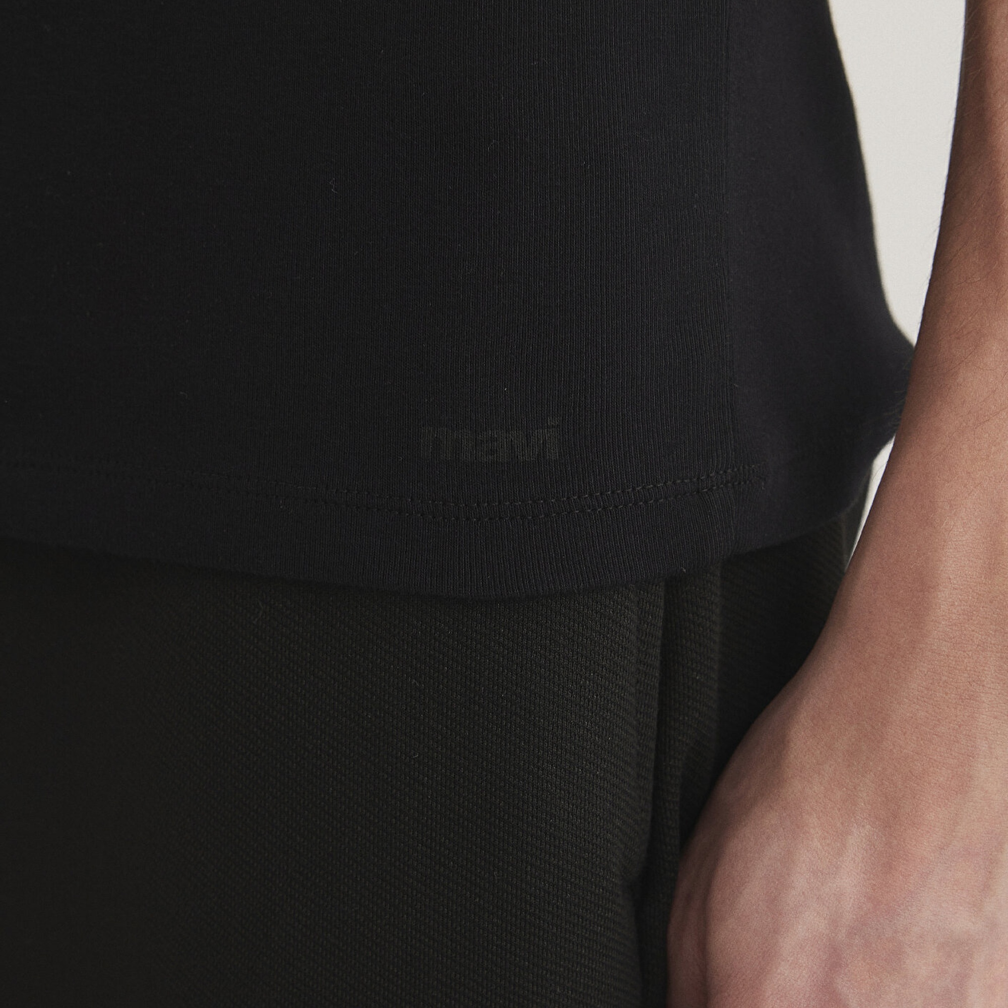 Mavi Ribana Detaylı V Yaka Siyah Tişört Fitted / Vücuda Oturan Kesim 063748-900