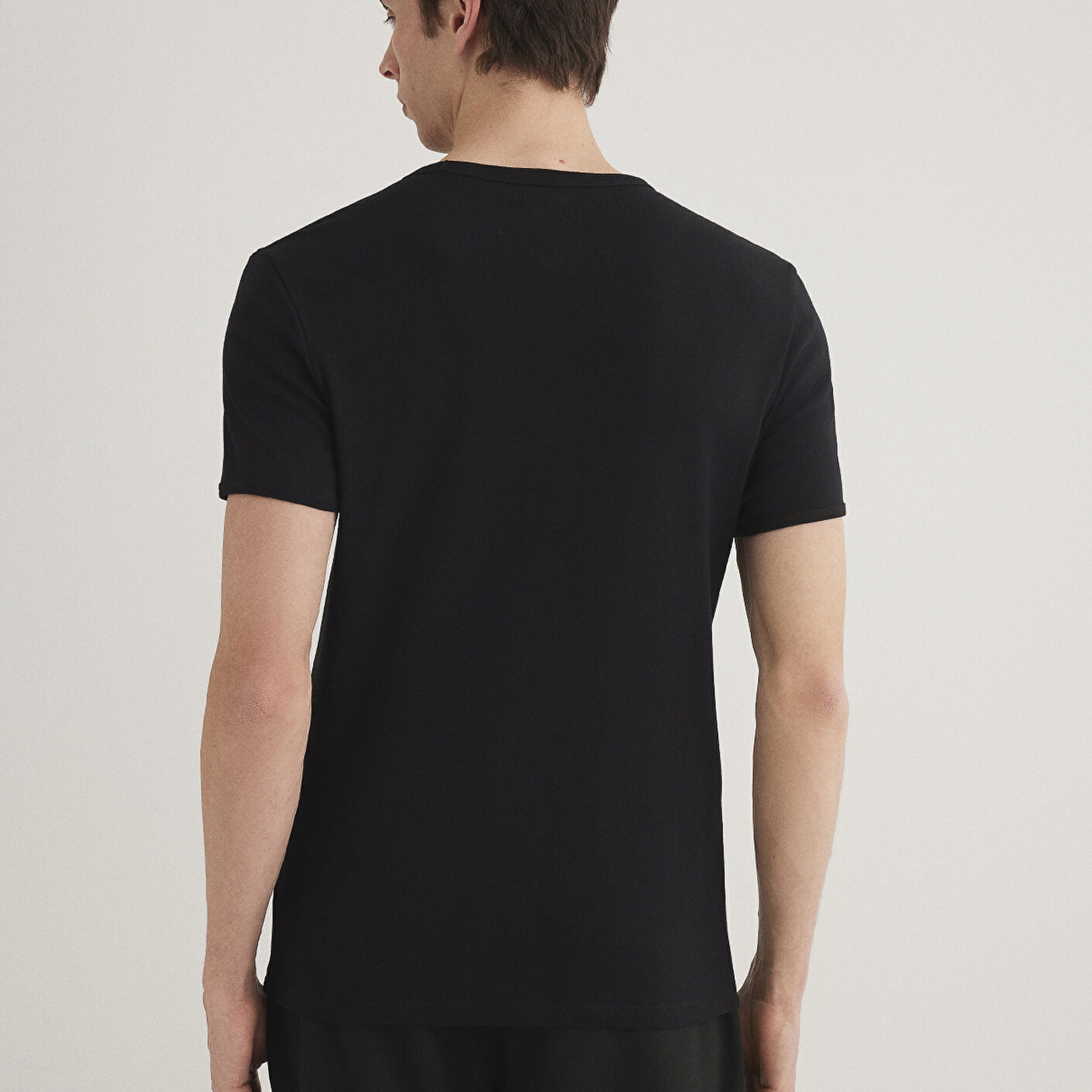 Mavi Ribana Detaylı V Yaka Siyah Tişört Fitted / Vücuda Oturan Kesim 063748-900