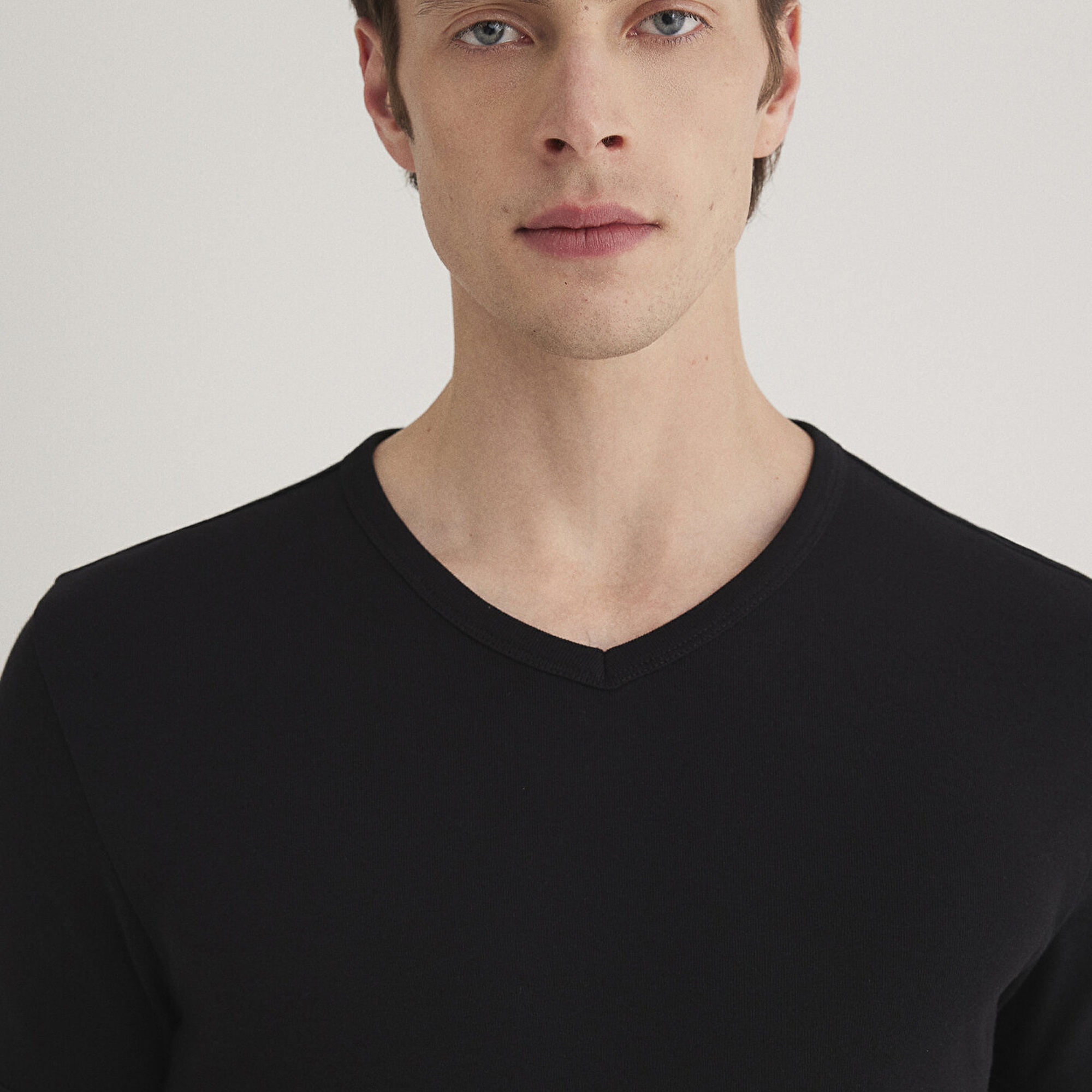 Mavi Ribana Detaylı V Yaka Siyah Tişört Fitted / Vücuda Oturan Kesim 063748-900