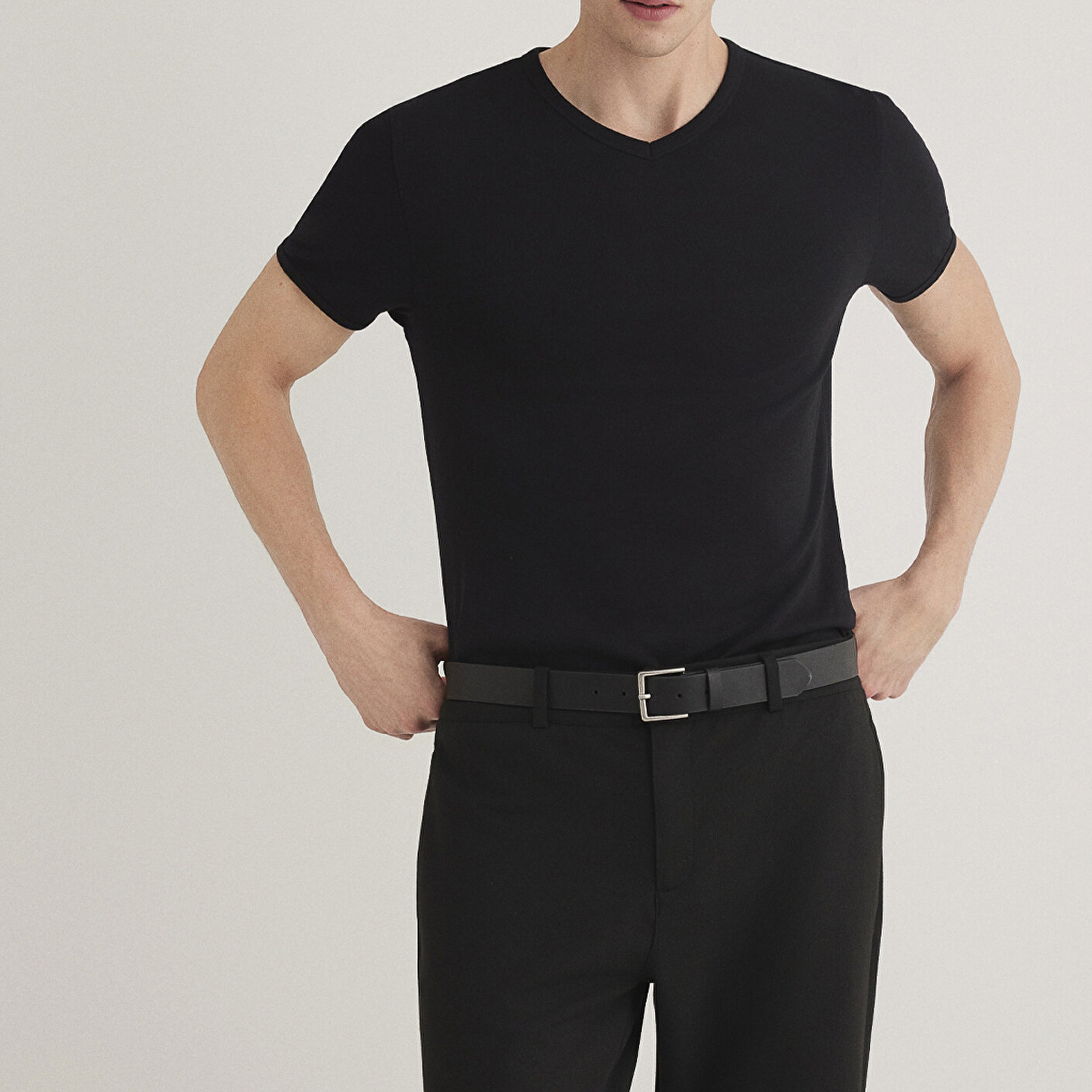 Mavi Ribana Detaylı V Yaka Siyah Tişört Fitted / Vücuda Oturan Kesim 063748-900