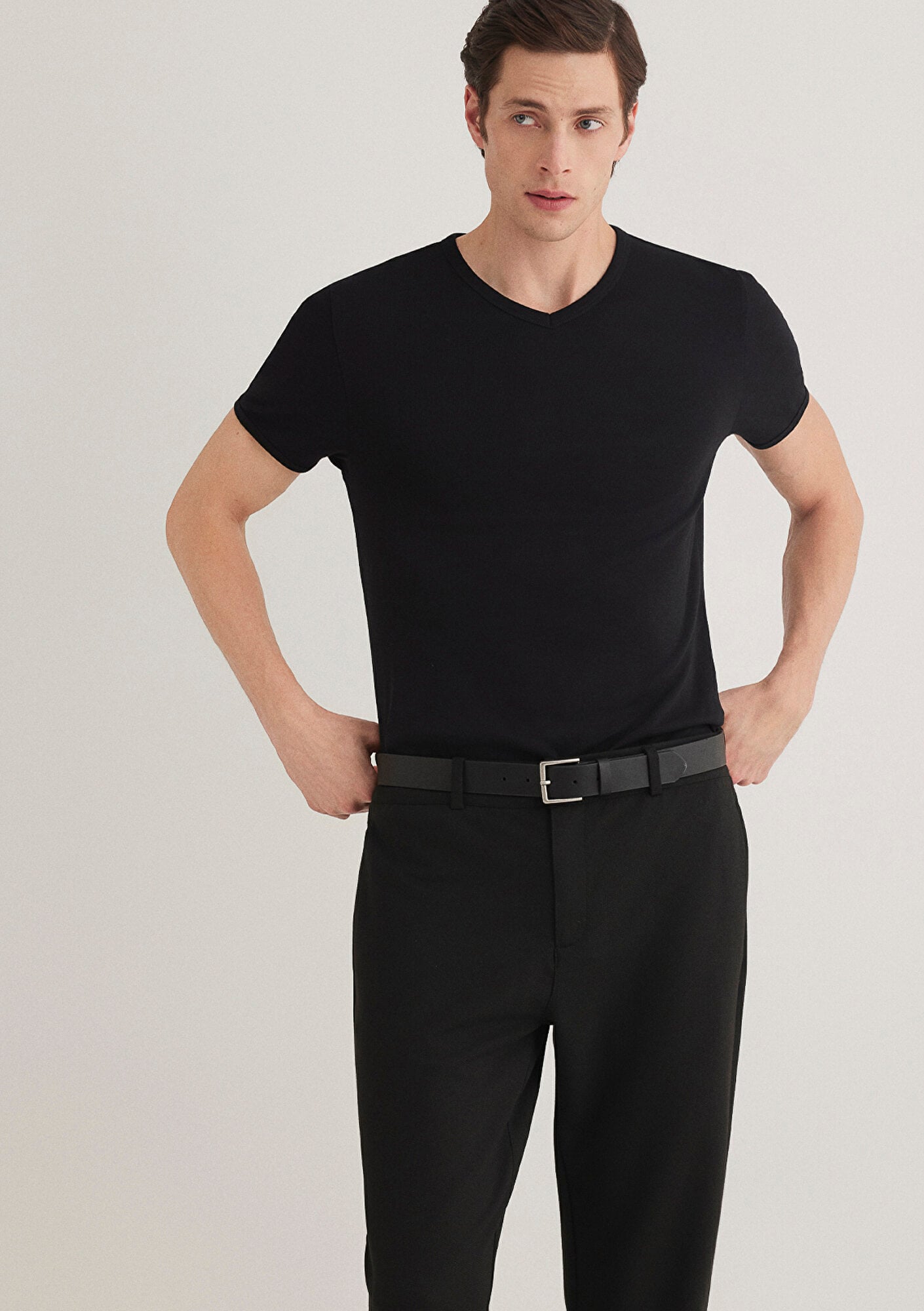  Mavi Ribana Detaylı V Yaka Siyah Tişört Fitted / Vücuda Oturan Kesim 063748-900