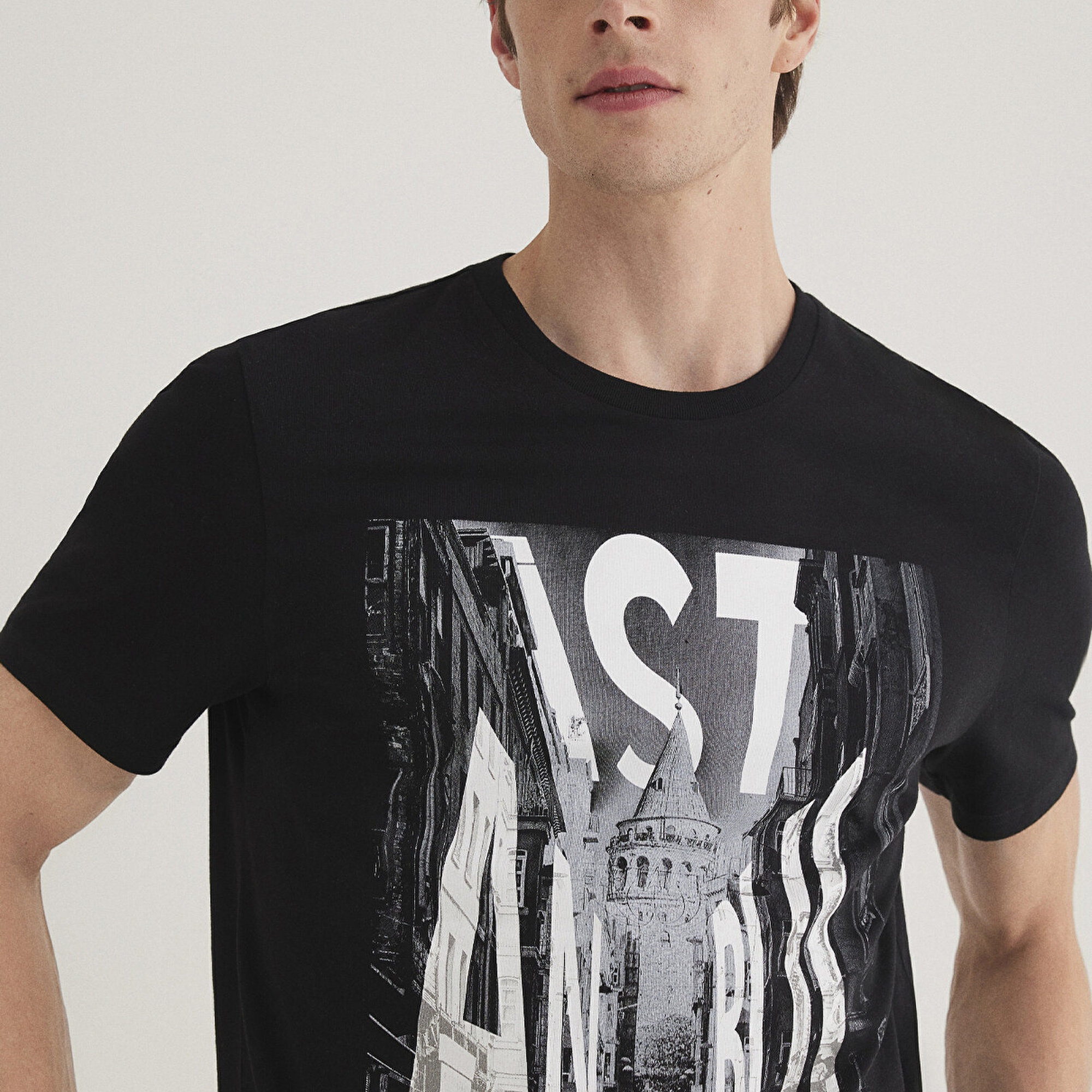 Mavi İstanbul Galata Baskılı Siyah Tişört Slim Fit / Dar Kesim 067053-900