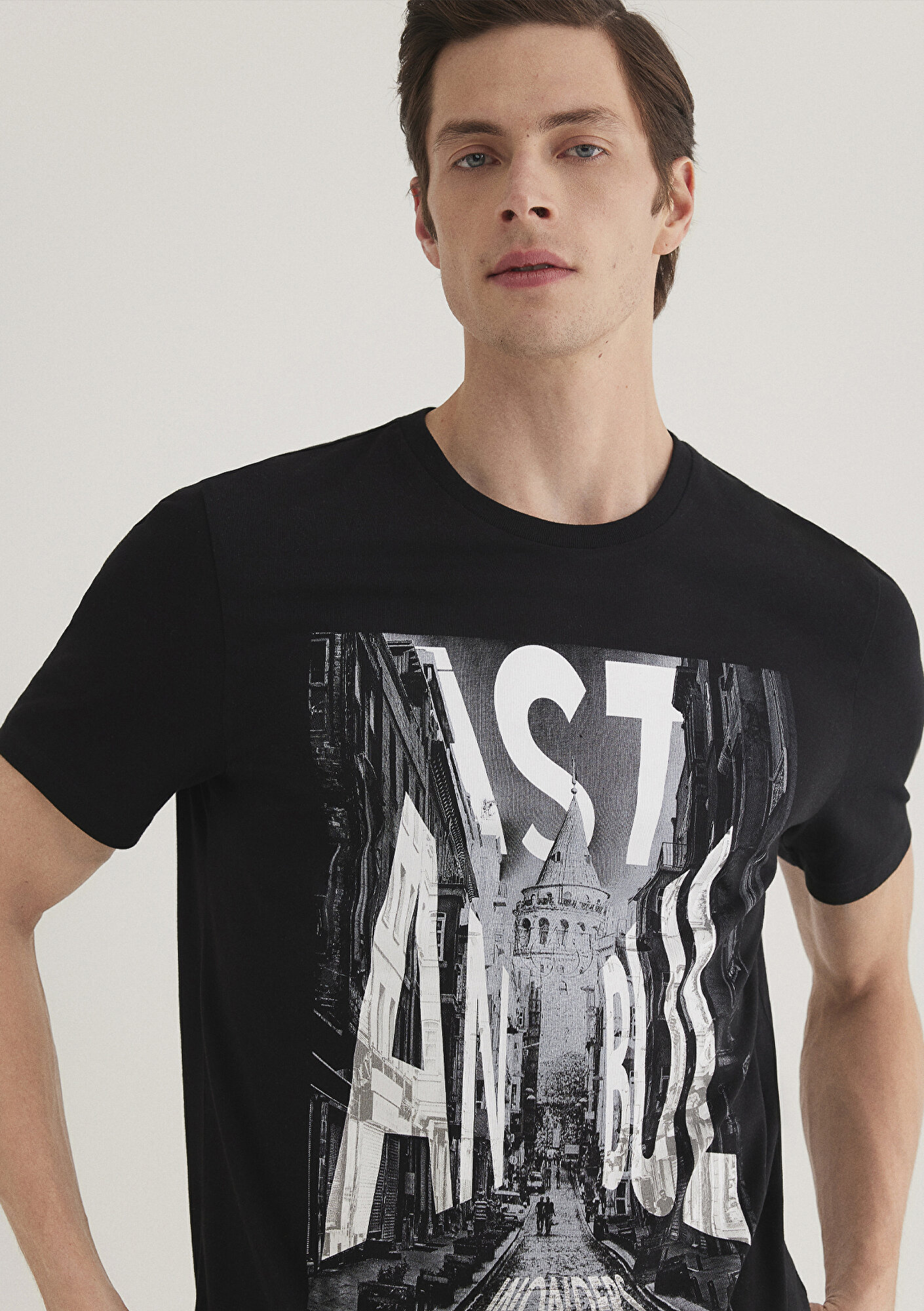  Mavi İstanbul Galata Baskılı Siyah Tişört Slim Fit / Dar Kesim 067053-900