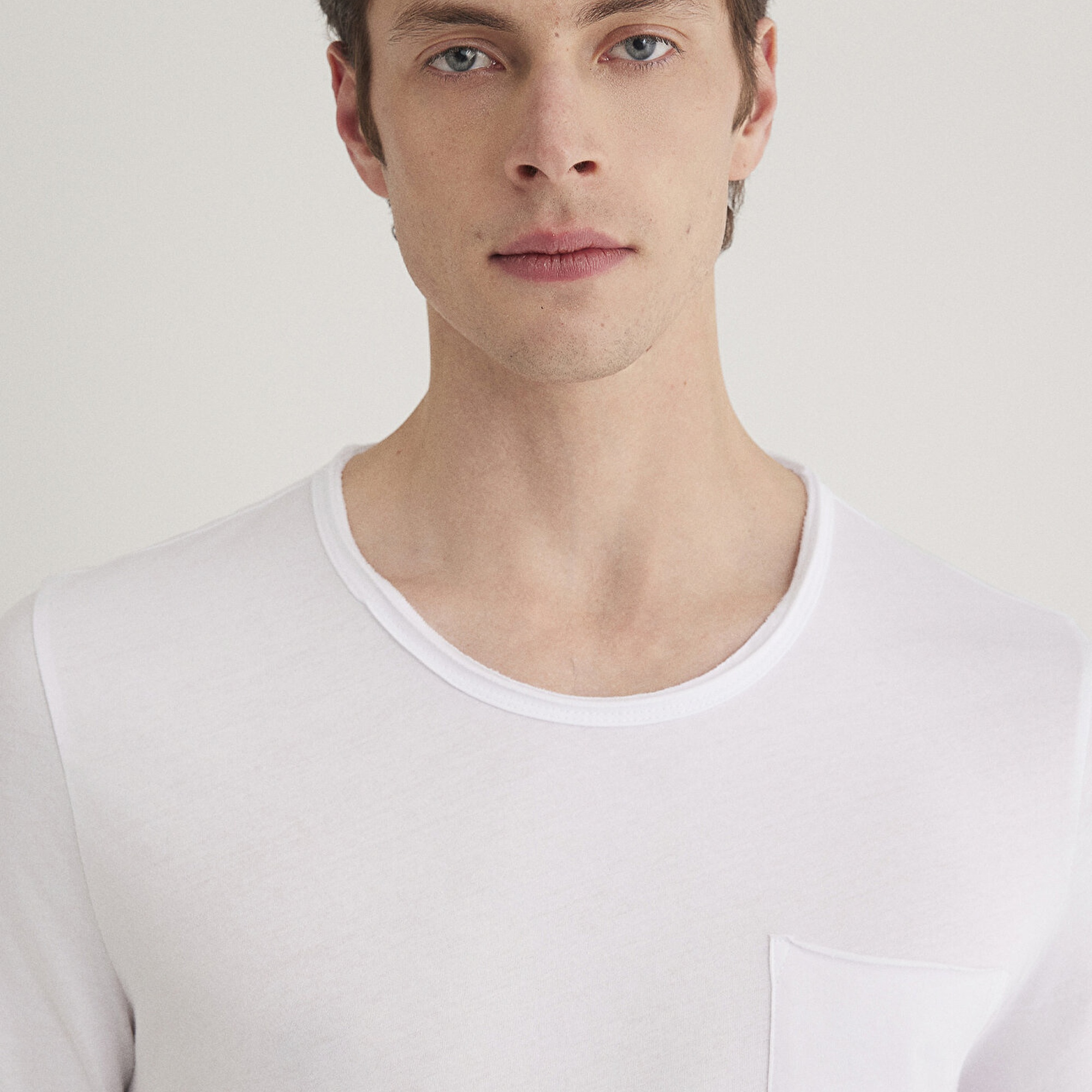 Mavi Dikişli Cep Detaylı Beyaz Tişört Fitted / Vücuda Oturan Kesim 062772-20843