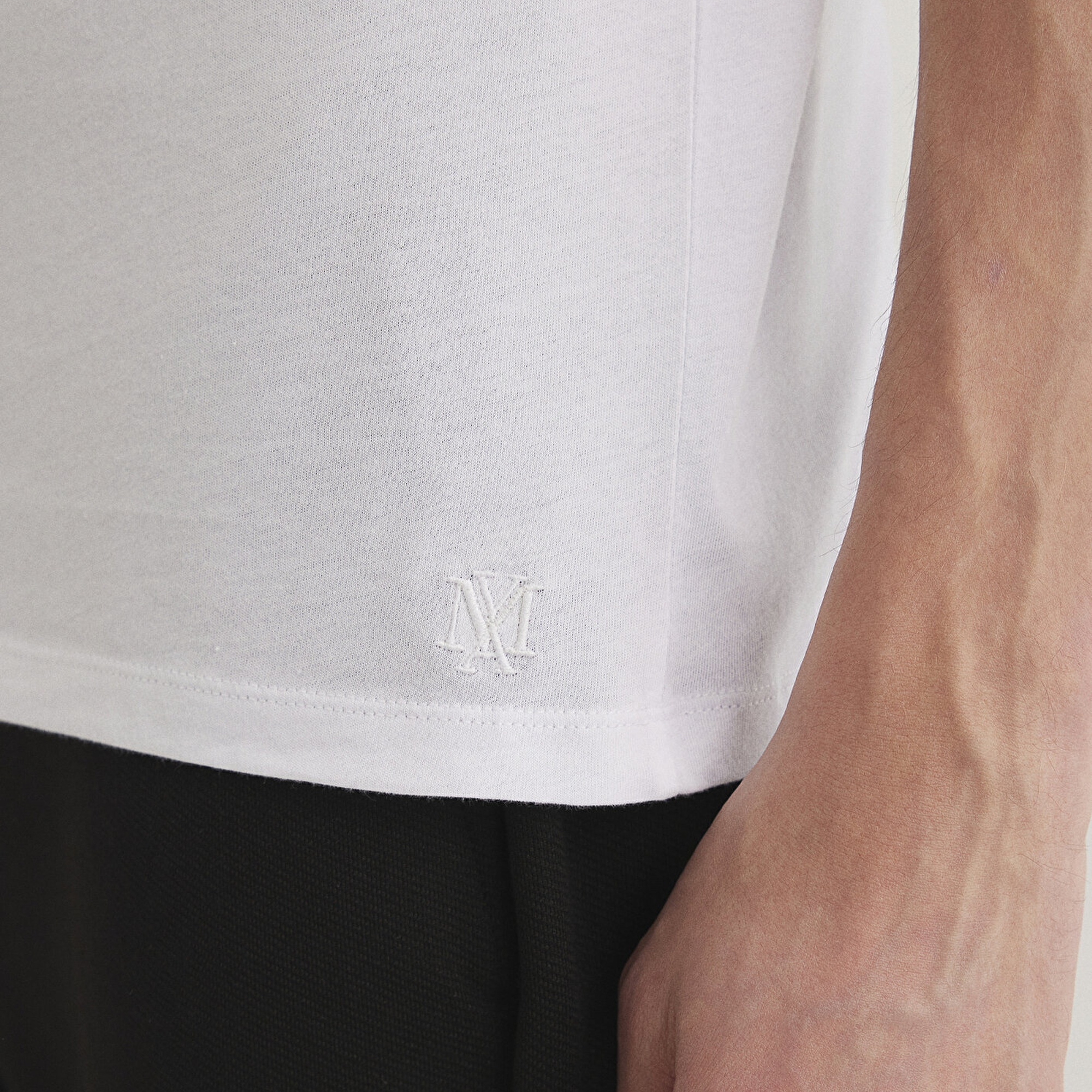 Mavi Dikişli Cep Detaylı Beyaz Tişört Fitted / Vücuda Oturan Kesim 062772-20843