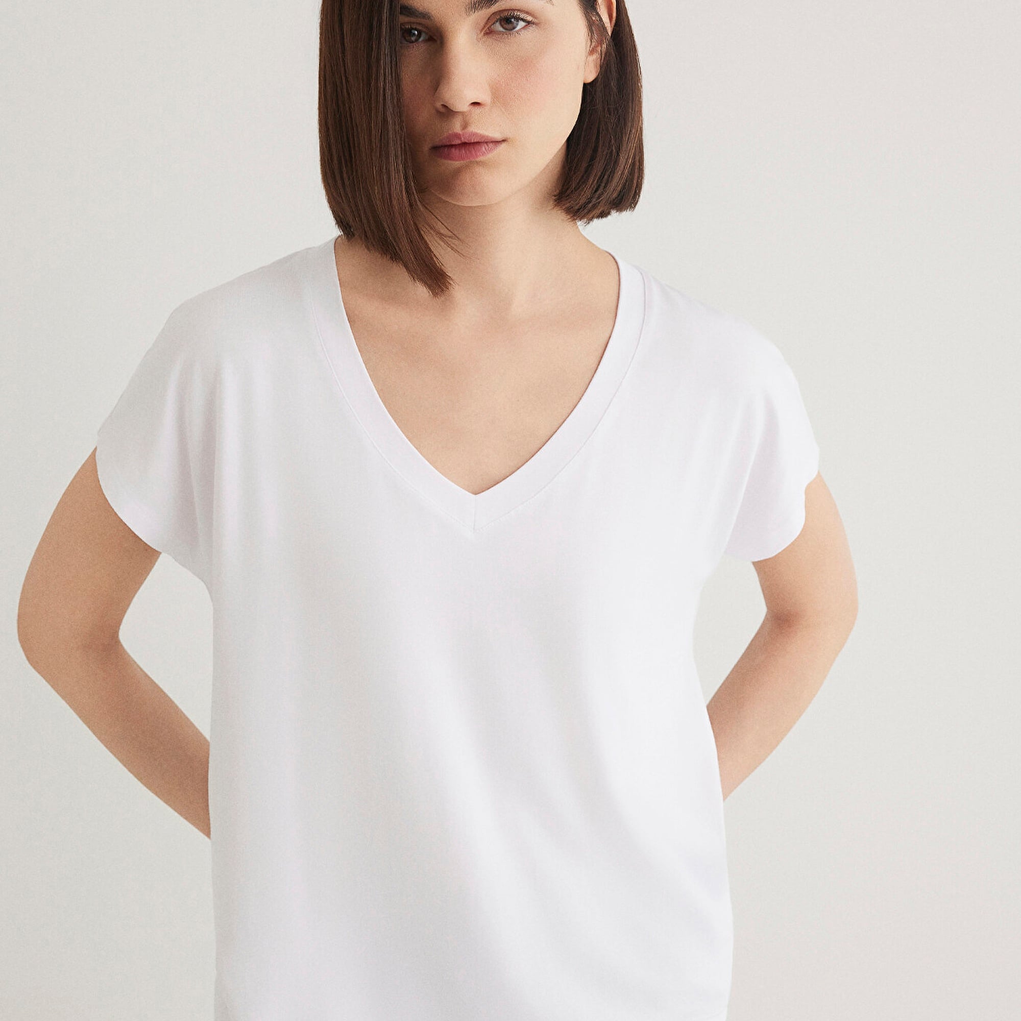 Mavi V Yaka Beyaz Basic Viskoz Tişört Regular Fit / Normal Kesim 167714-620